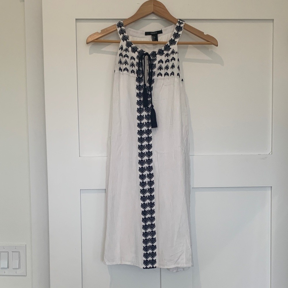 Forever 21 dress sleeveless white with dark navy embroidery Size Large