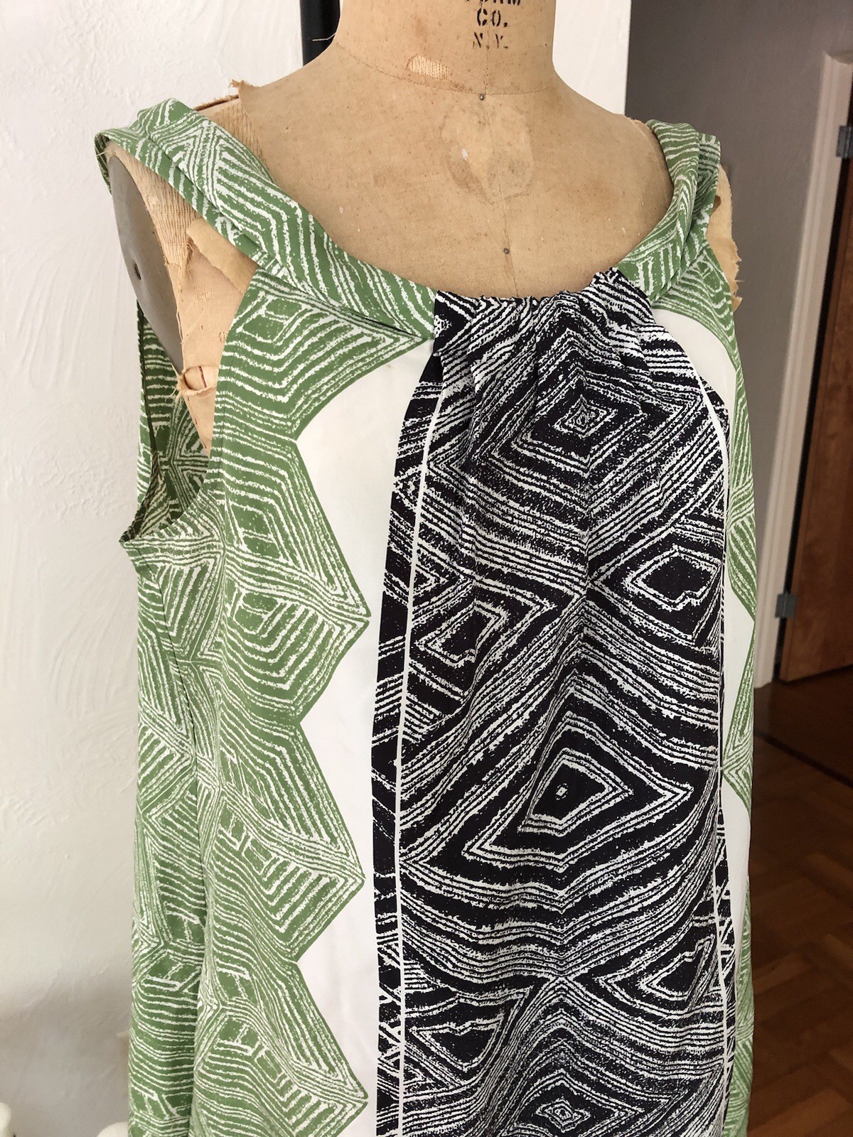 Green Black Tiki Chevron on White Silk BANANA REPUBLIC Shift Tank Dress XL NWT