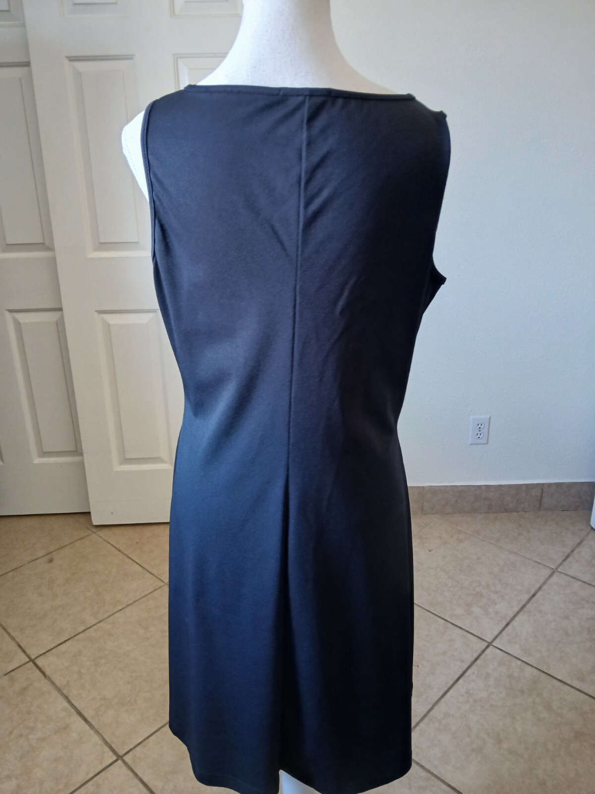Basic Equipment Womens Black sleeveless dress Size large Round Neck Basic