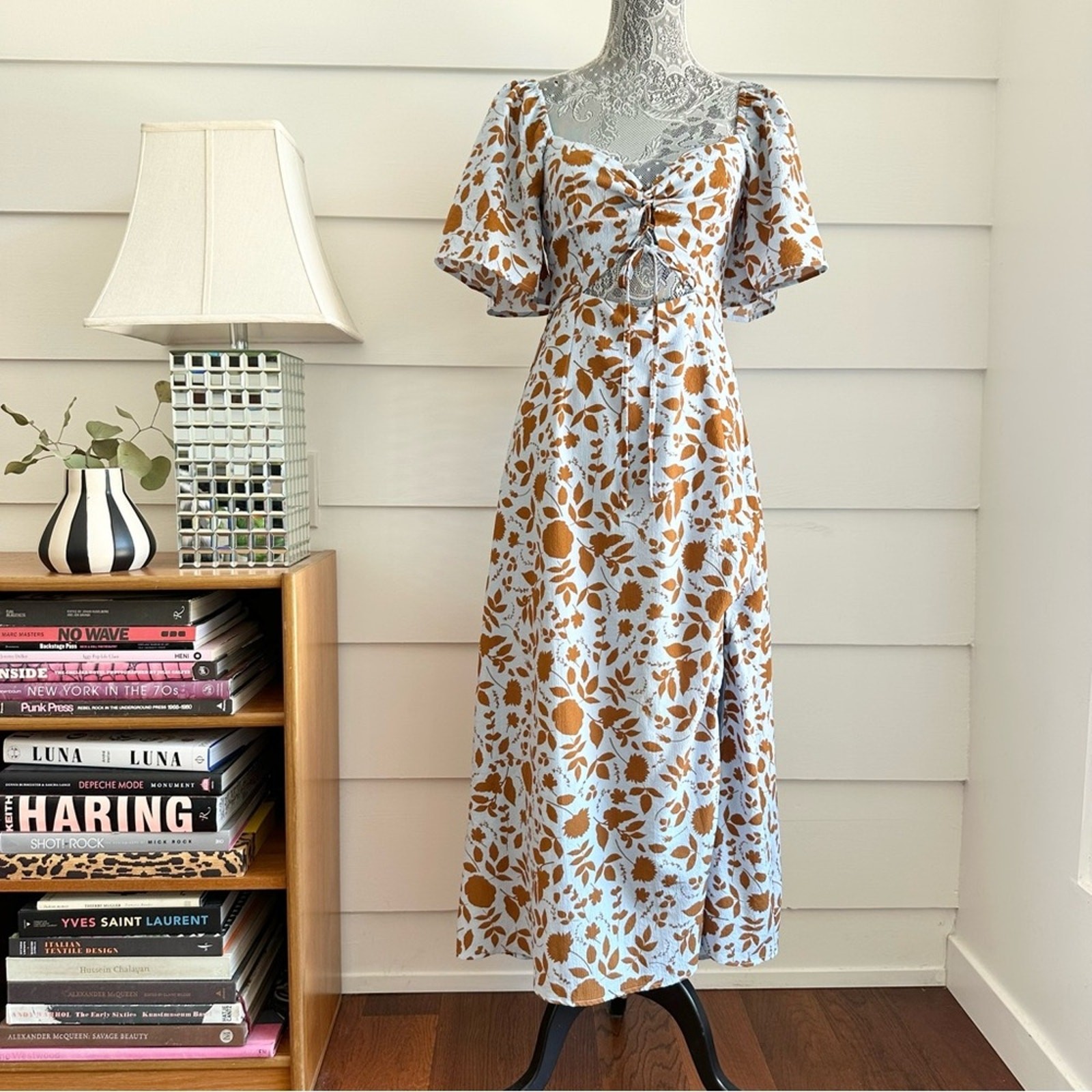 ASTR LACE UP FLUTTER SLEEVE CUT OUT MIDI DRESS BLUE BROWN FLORAL size S