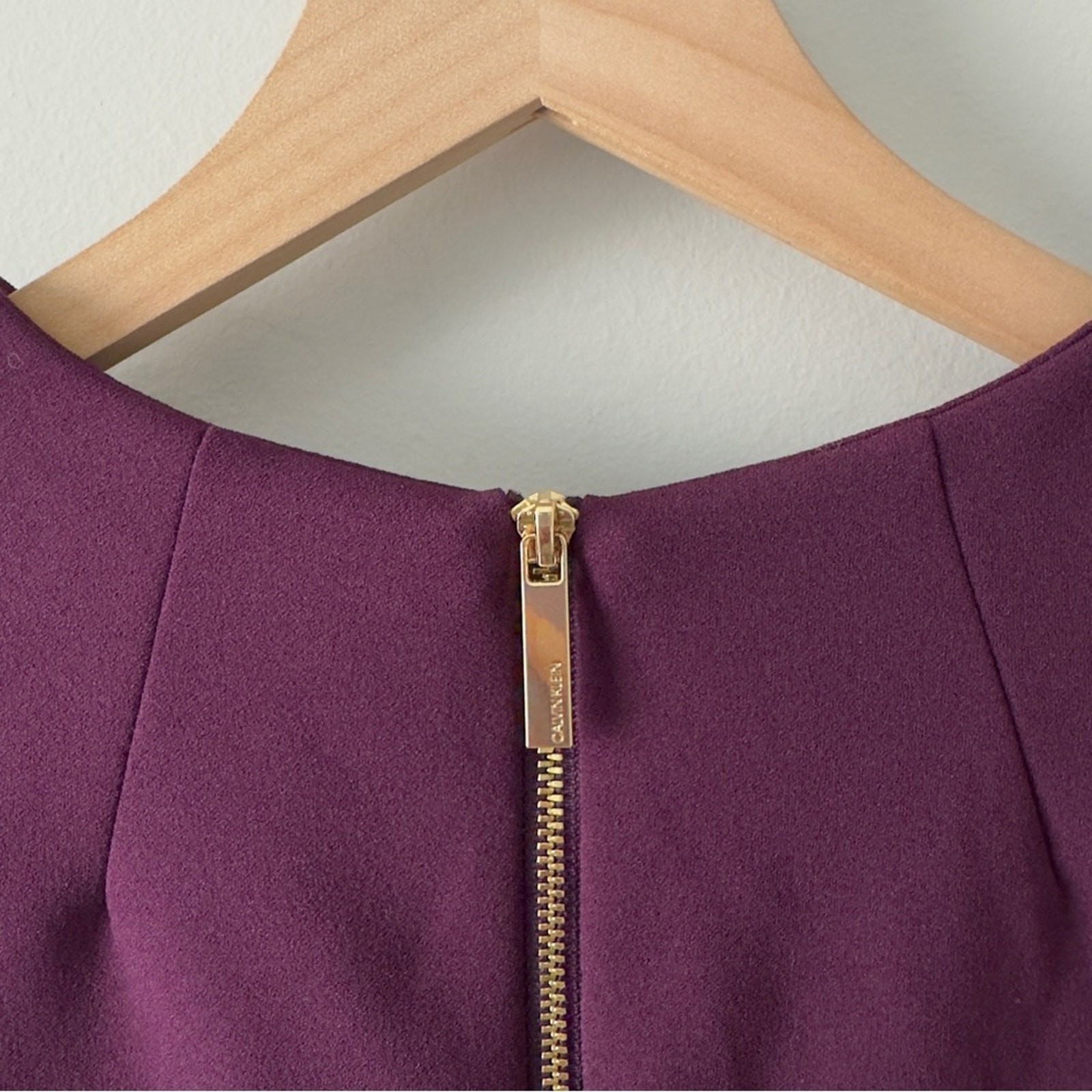 Calvin Klein Elegant Purple Ruffle Short Sleeve Dress Zip Up Zipper Back Pencil