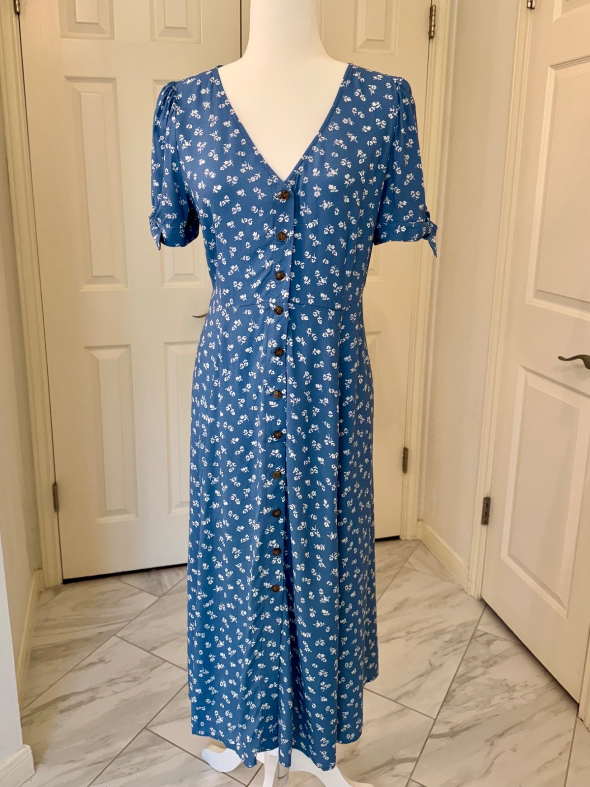 SEZANE Vic Dress EU 40 US 8 Blue Floral Midi V-Neck Button Front 100% Viscose