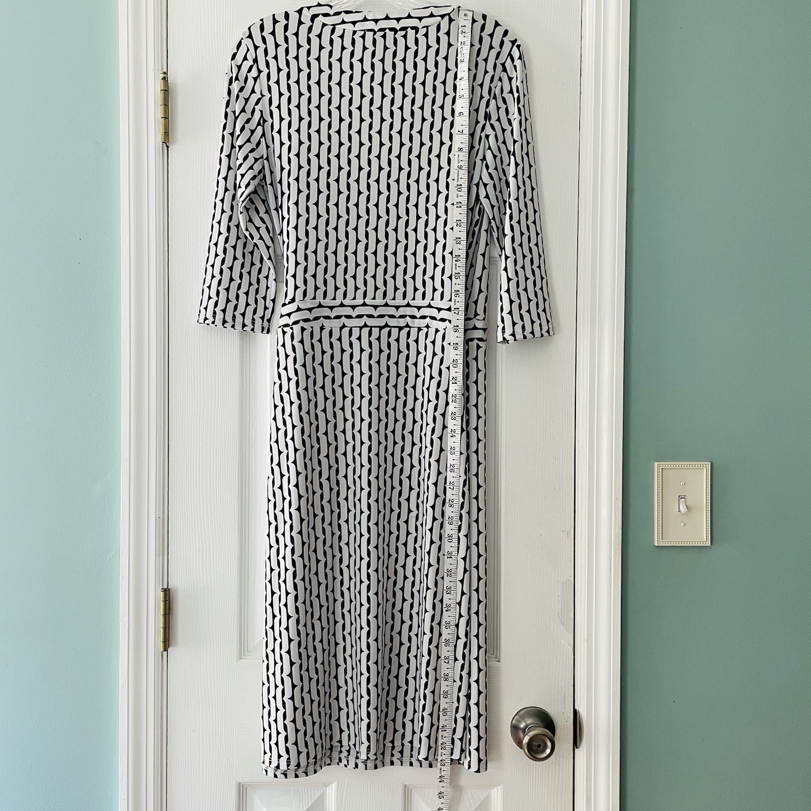 Bisou Bisou Women Size 8 Black Patterned Chain Link Midi Wrap Dress