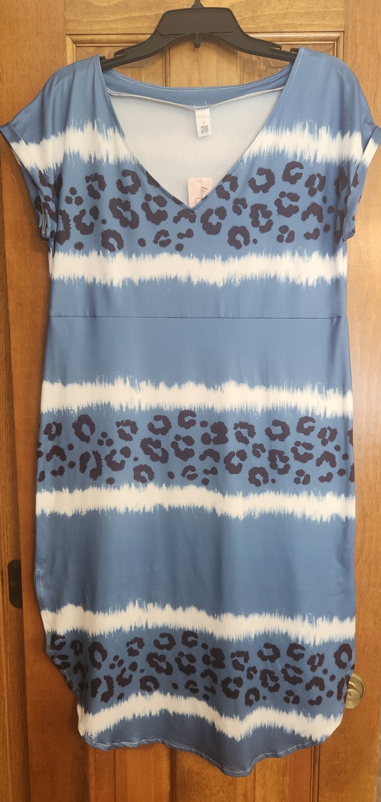 Women’s M Pink Daisy blue, black & white V-neck capped sleeve dress w/side slits