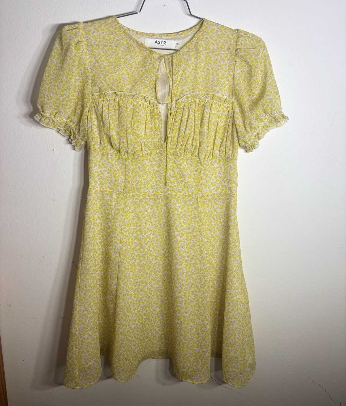 ASTR The Label Yellow White Floral Puff Sleeve Tie Neck A-Line Short Dress M