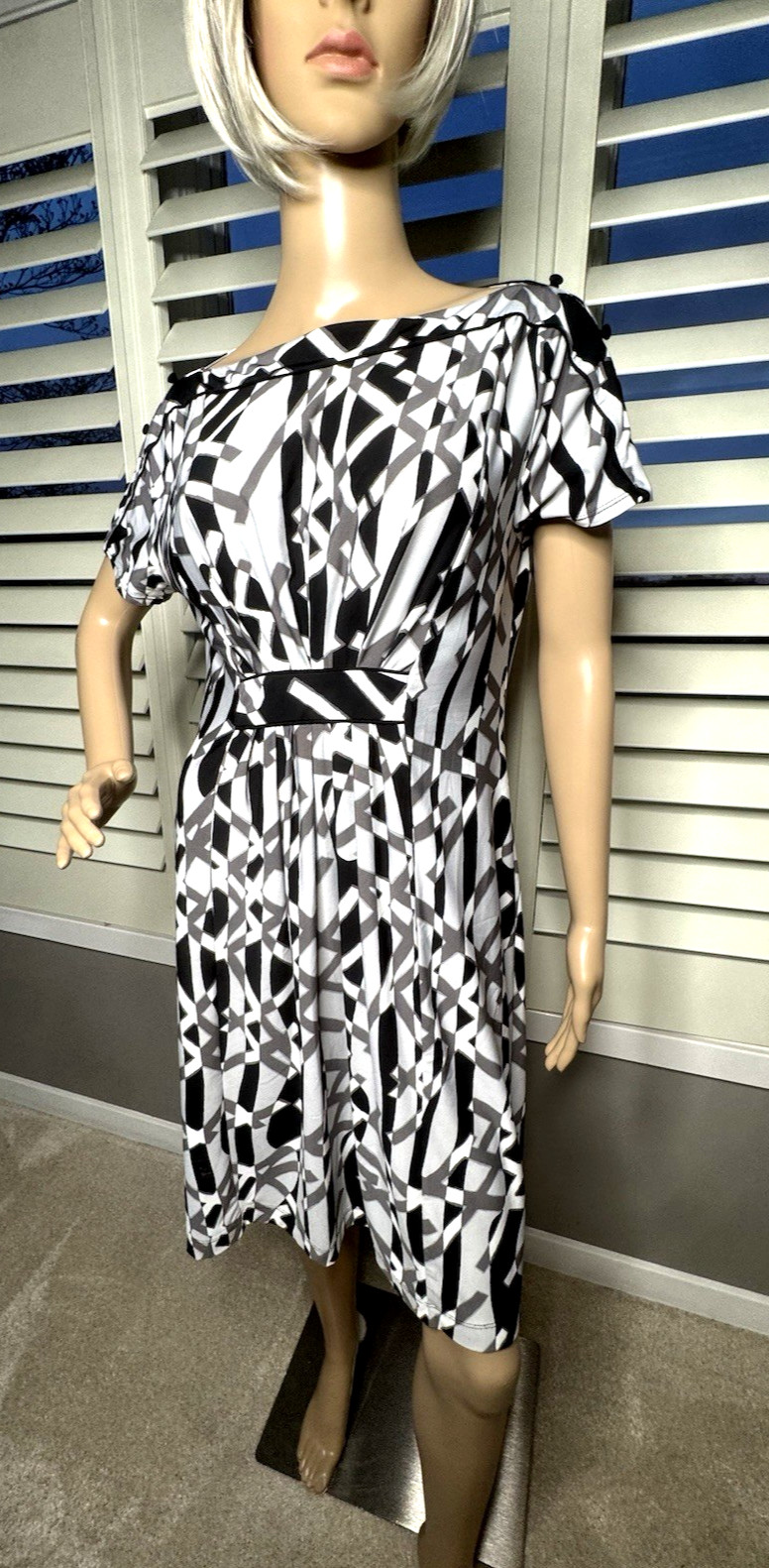 BCBGMAXAZRIA Med dress white black gray short sleeve stretchy office career MED