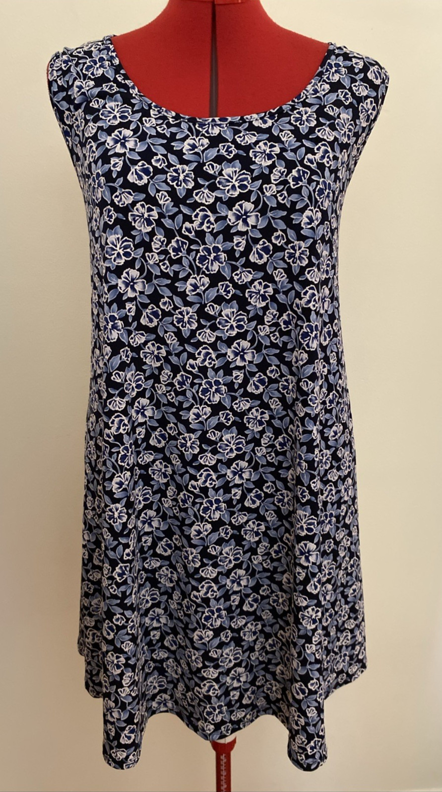 SJS DRESS~XL~BLUE WHITE FLORAL~SHIFT~SLEEVELESS~ABOVE THE KNEE~STRETCH