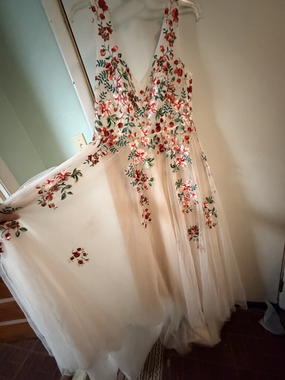Ivory Floral Embroidered Tulle V-Neck Lace-Up Wedding Gown Dress Size 14