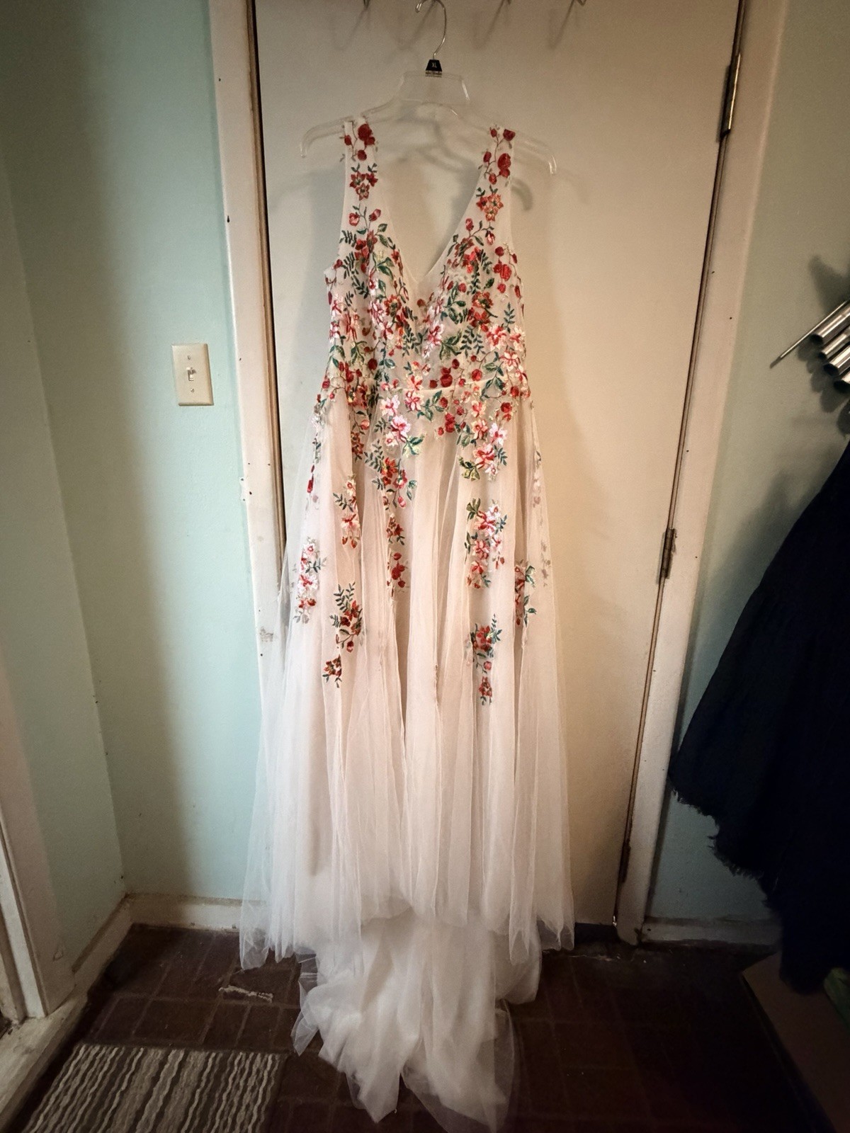 Ivory Floral Embroidered Tulle V-Neck Lace-Up Wedding Gown Dress Size 14