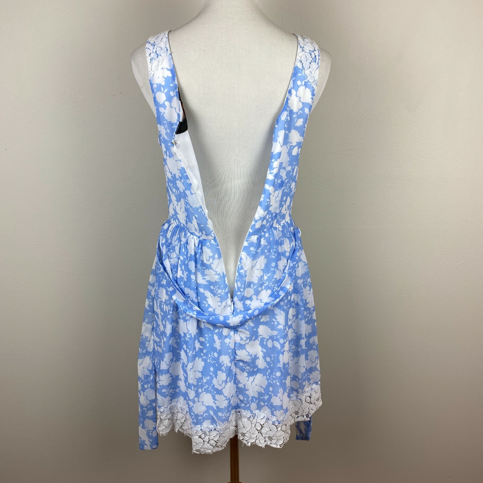 Disney Alice Dress Medium Blue White Colleen Atwood A-Line Belted Floral Lace