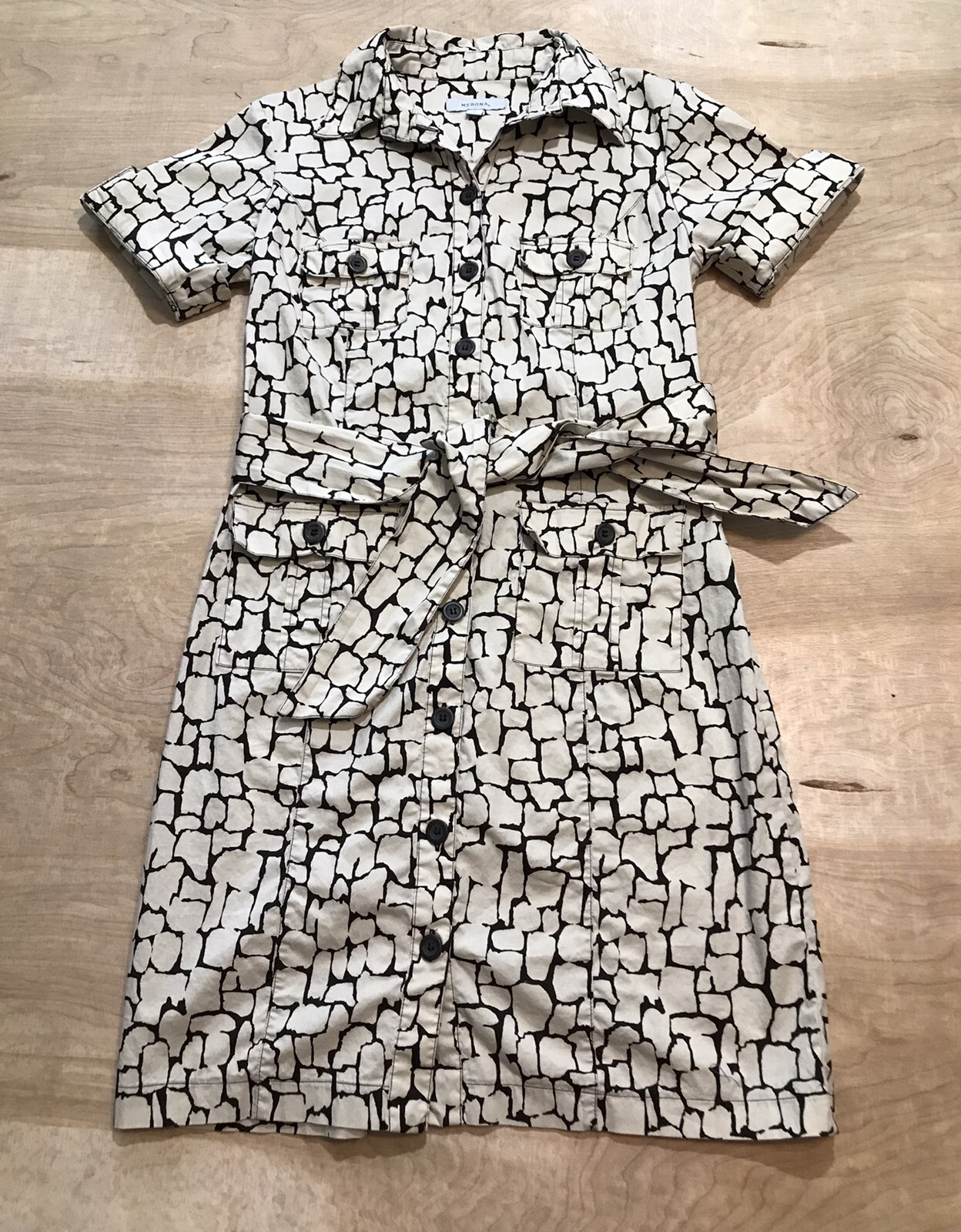 DRESS GIRAFFE. COLOR: BEIGE & BROWN BY: MERONA SIZE: SMALL BUTTON UP