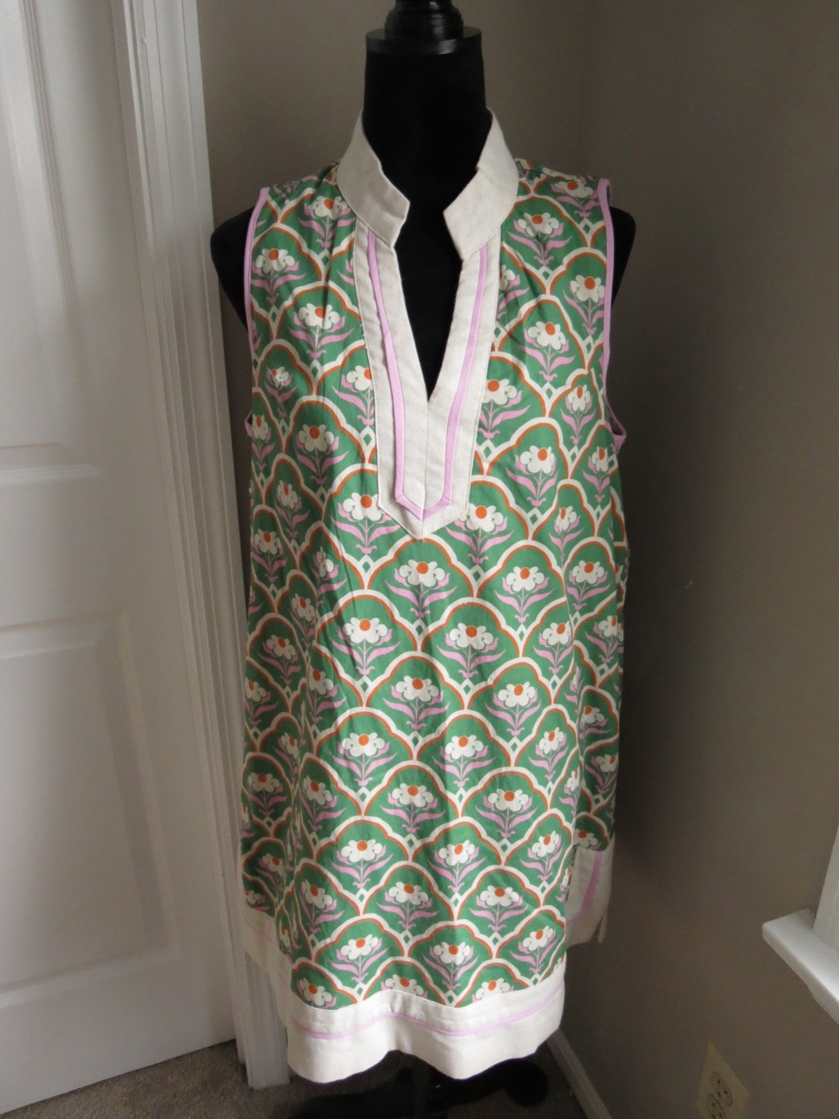 ENTRO GREEN BEIGE PRINT SLEEVELESS TUNIC FRONT V-NECK SLEEVELESS DRESS -SIZE L