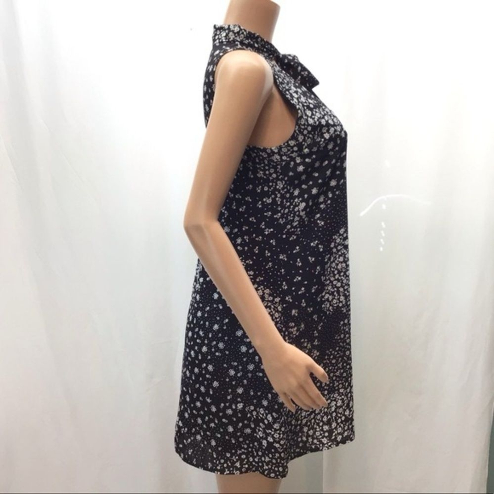 Decree Beautiful Floral Cocktail Ditsy Floral Mini Dress Tie Neck Front – Size S