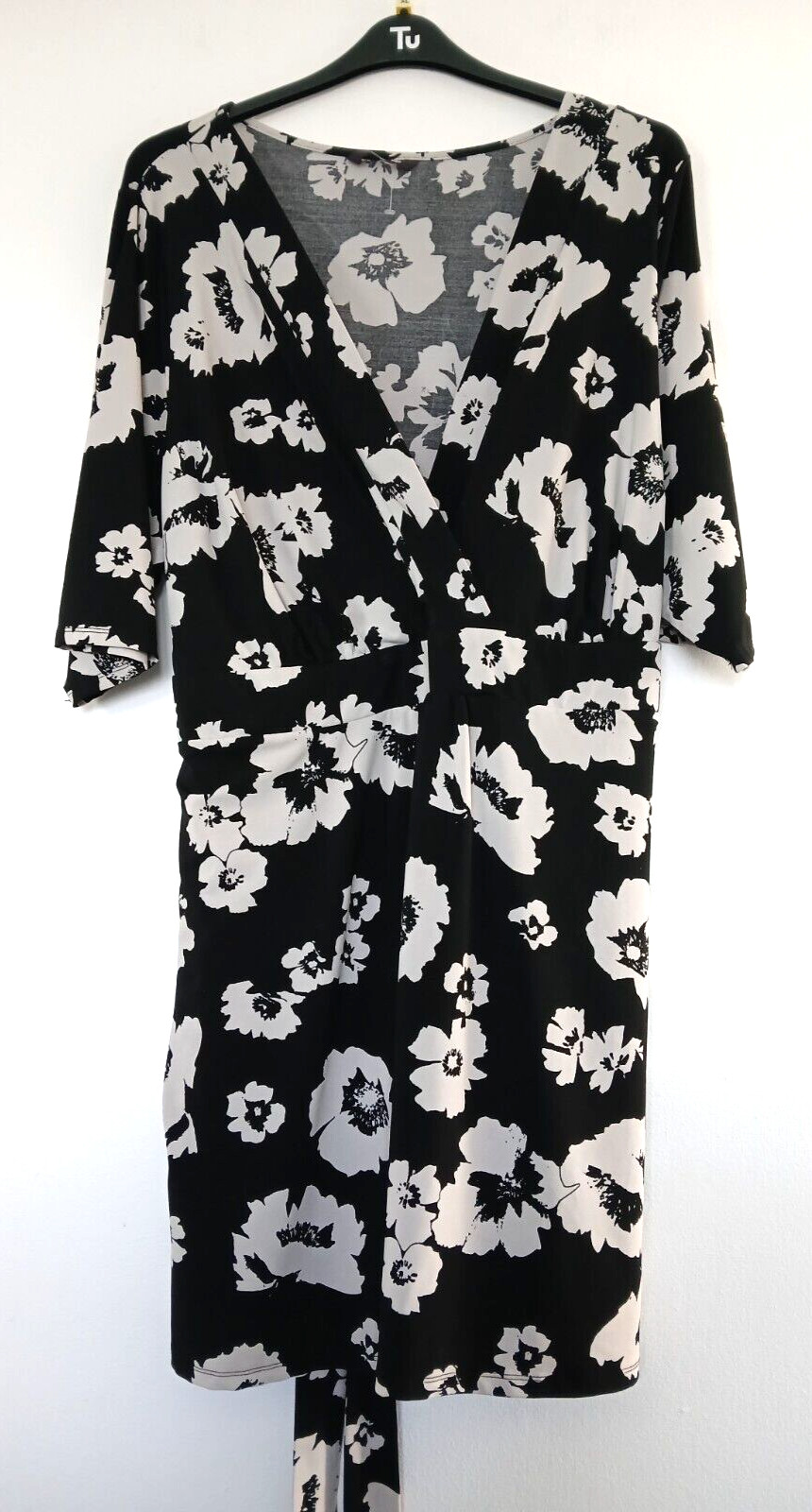 Evie Knee Length Day/Occasion Dress in Black & White Floral Design Size 26 Busty