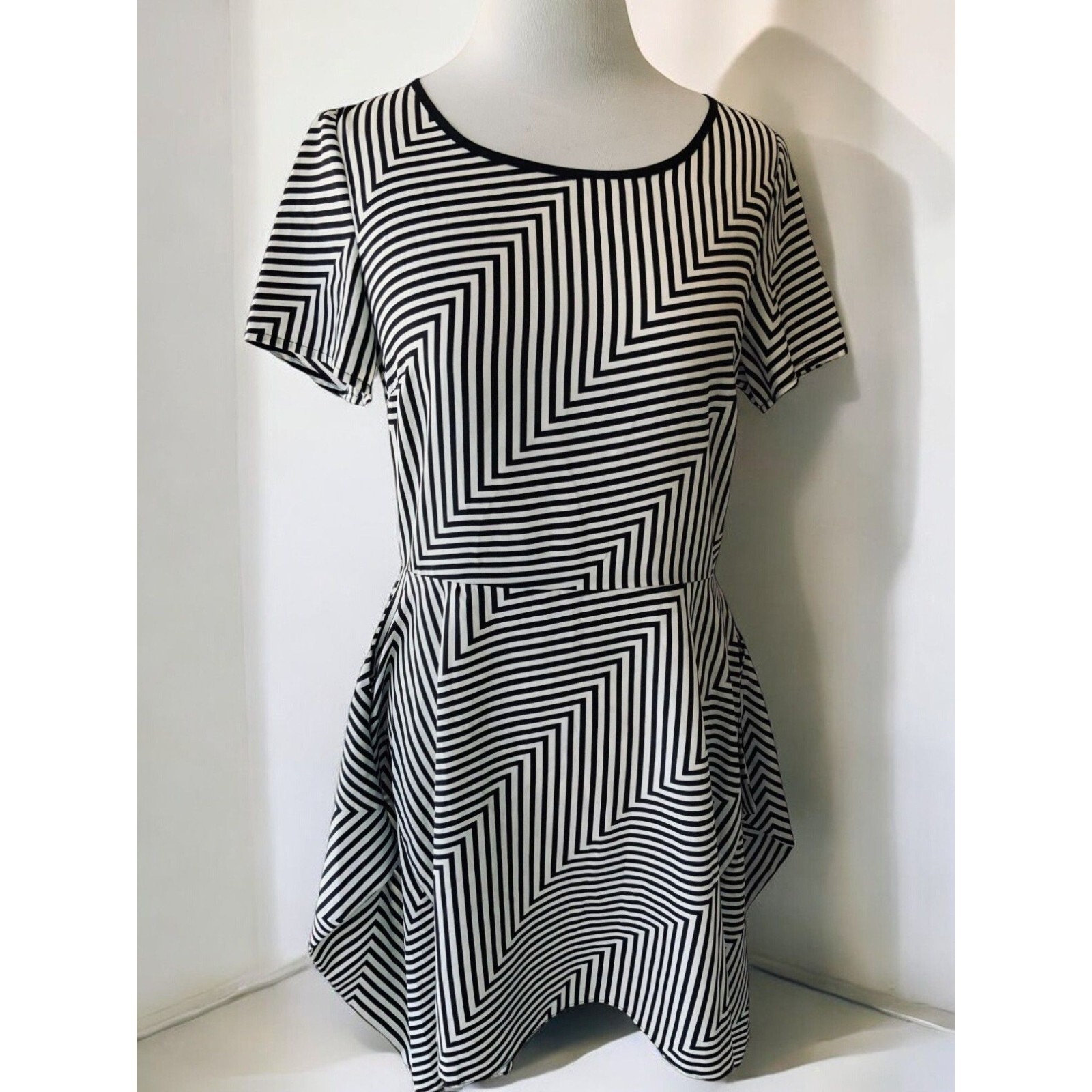 BCBGMAXAZRIA Womens Short Sleeve Chevron Blue Black White Print Dress NEW Medium
