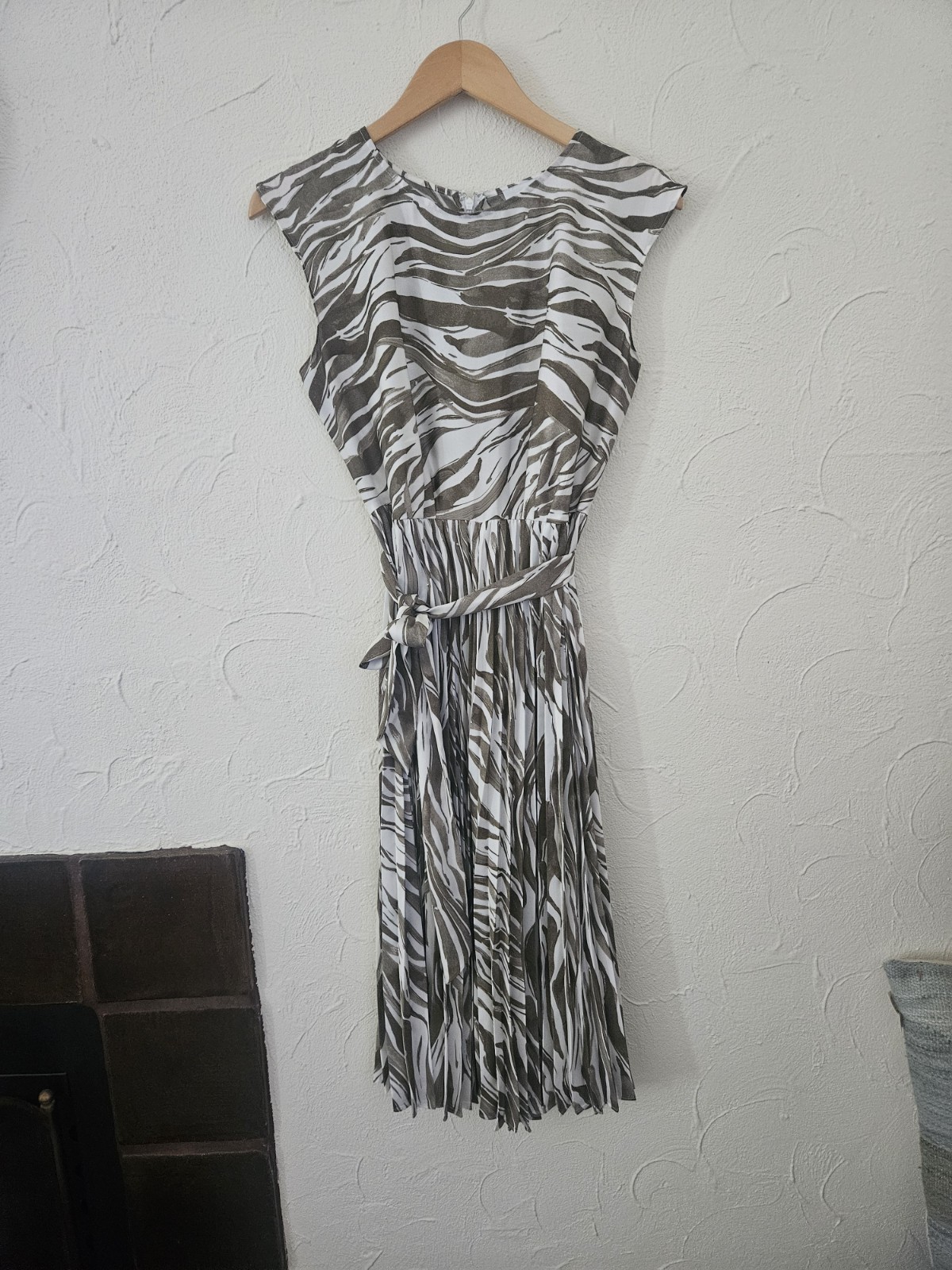 Nine West Taupe And White Pleated Dress Size S