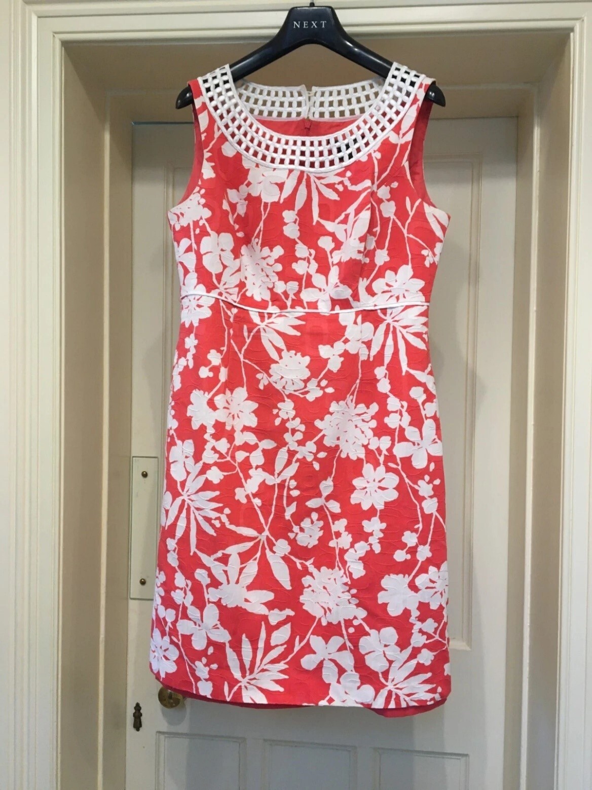 CORAL and WHITE FLORAL DRESS – TROPICAL – JESSICA HOWARD – PRETTY CUT OUT DETAIL