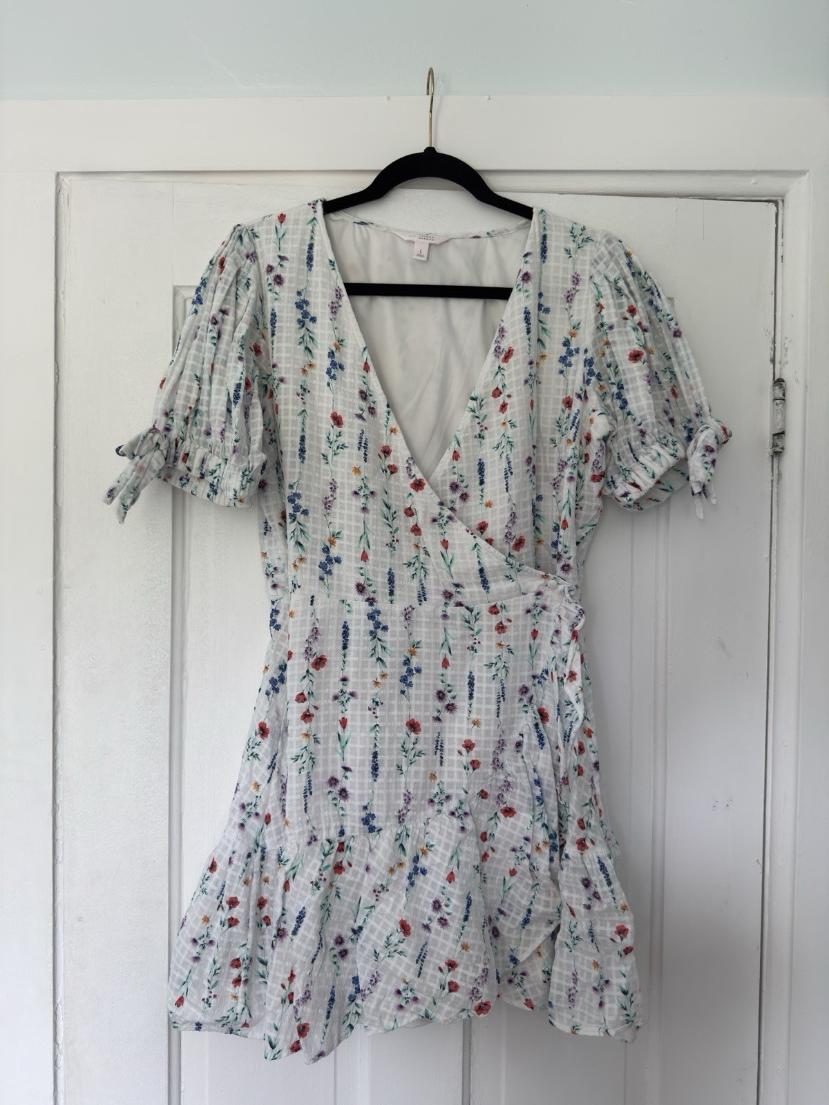 LC Lauren Conrad Dress L Wrap White Multi Floral Ruffle Hem Puff Sleeve Cottage