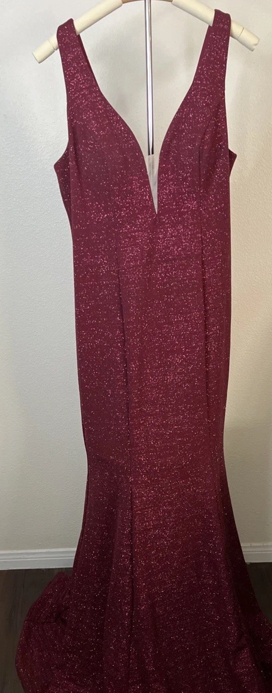 XSCAPE Elegant Burgundy Evening Gown Perfect for Any Formal Occasion Size 14