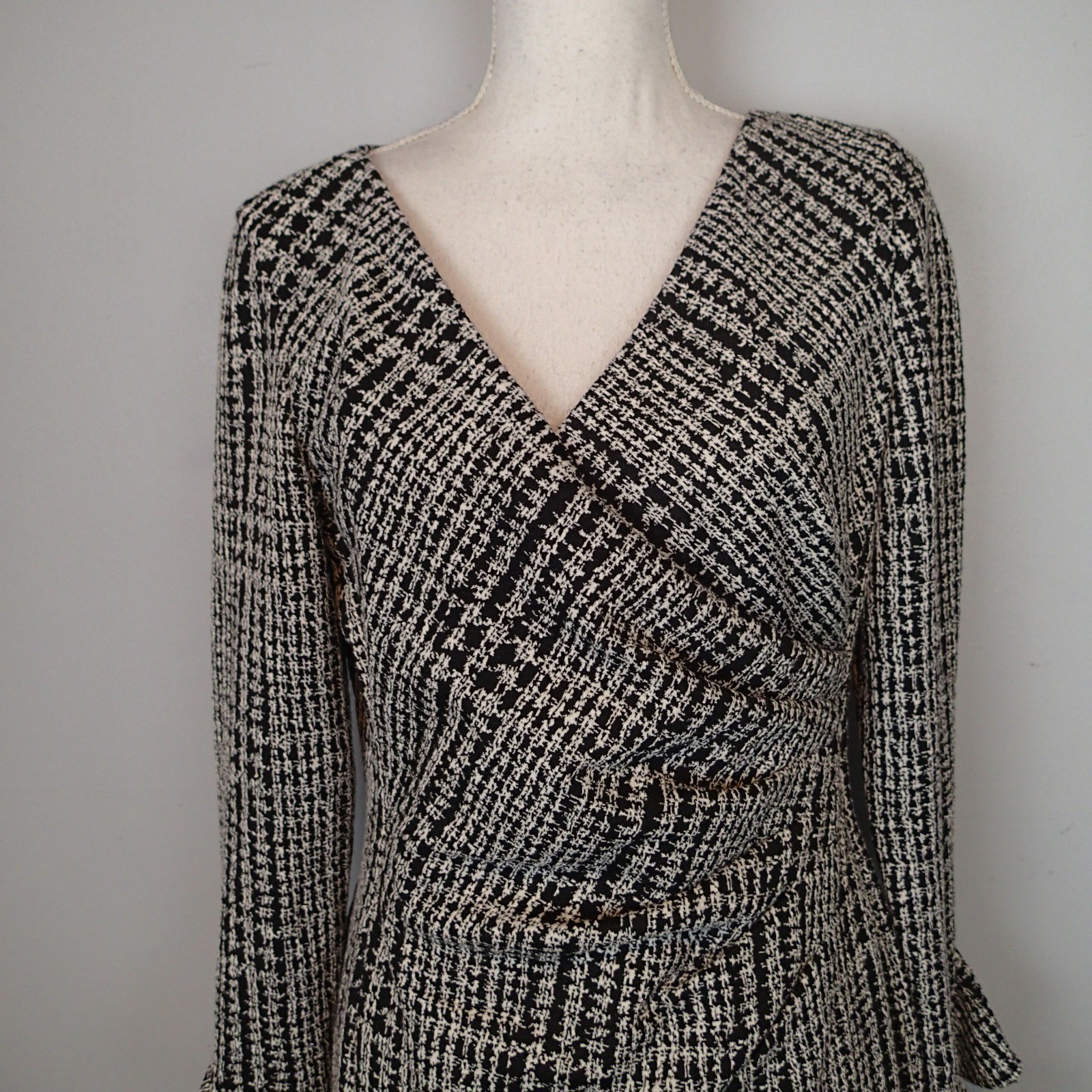 RALPH LAUREN Black white Ruched Ruffled Cuff Plaid Long Sleeve VNeck Size 8