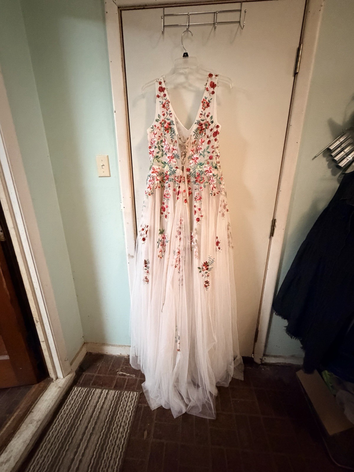 Ivory Floral Embroidered Tulle V-Neck Lace-Up Wedding Gown Dress Size 14