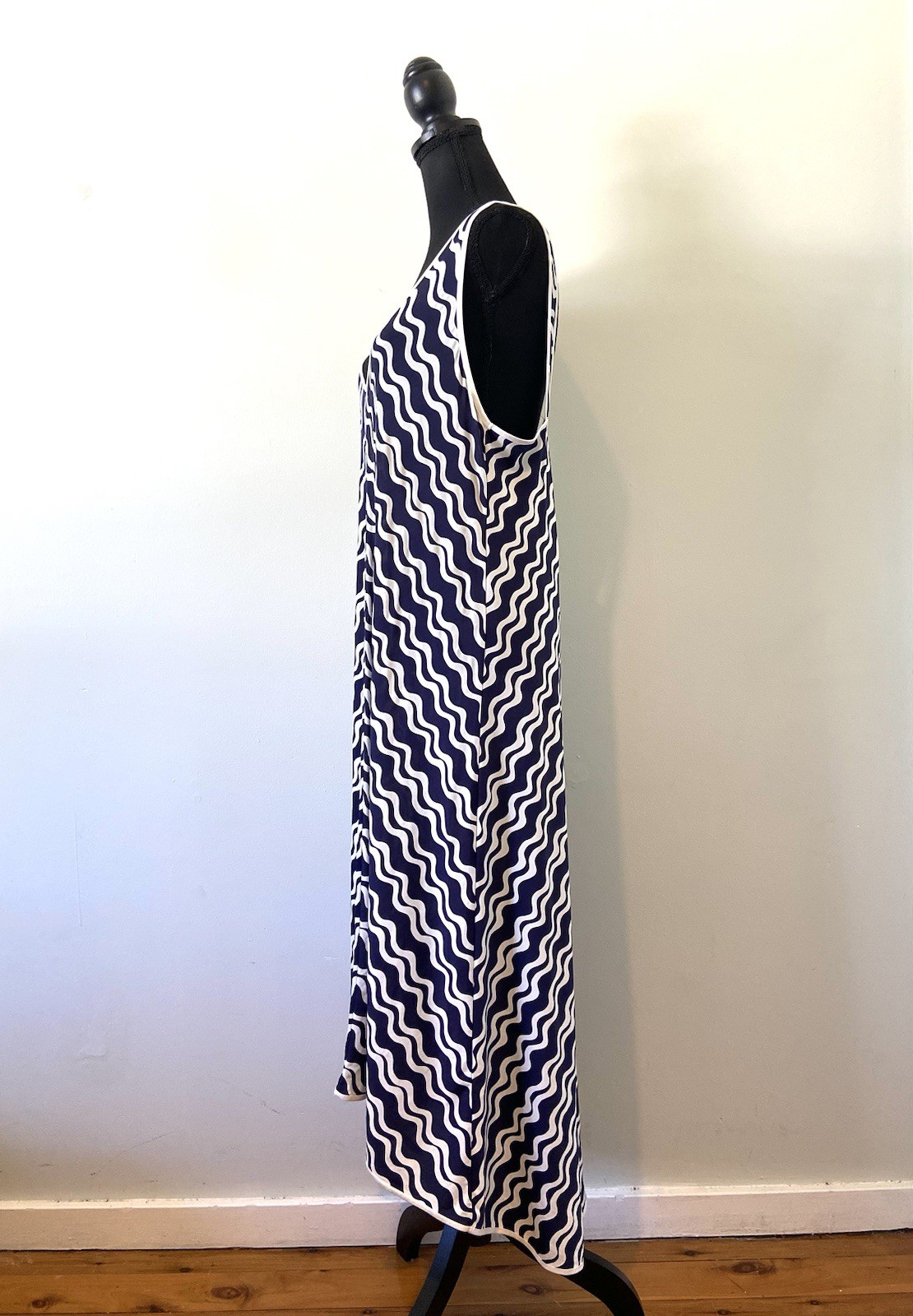 Leona By Leona Edmiston Size M Midi Dress Sleeveless Blue / White Wave Pattern