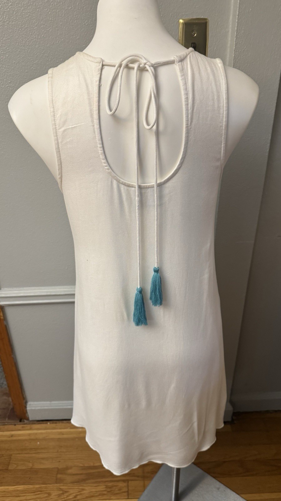 Judith March White Sleeveless Round Neck Embroidered Tassel Tie Shift Dress M