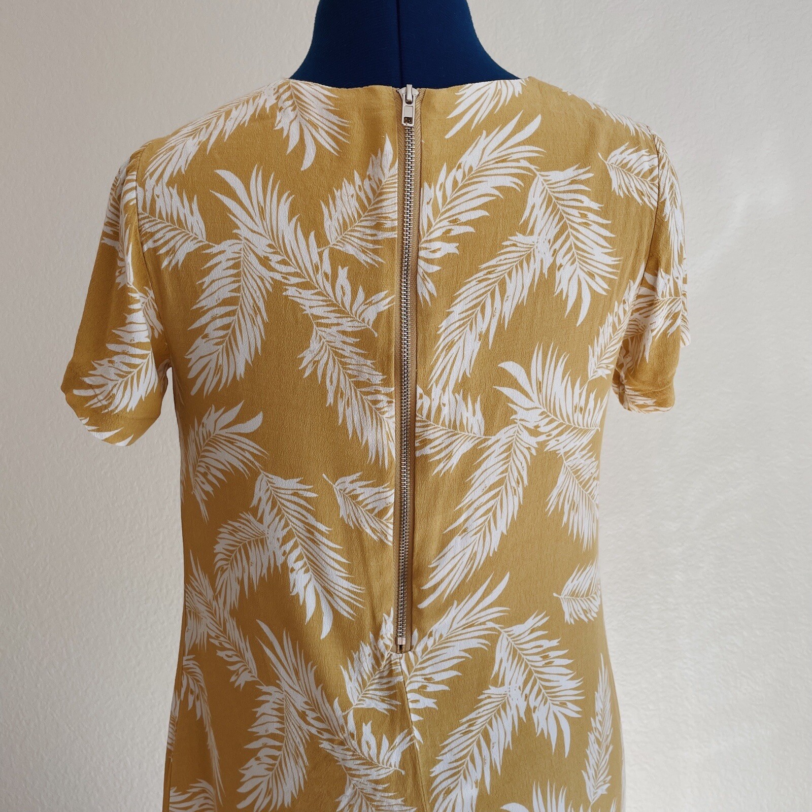 Olivaceous Yellow & White Leaf Patterned Crew Neck Mini Shift Dress Sz Small