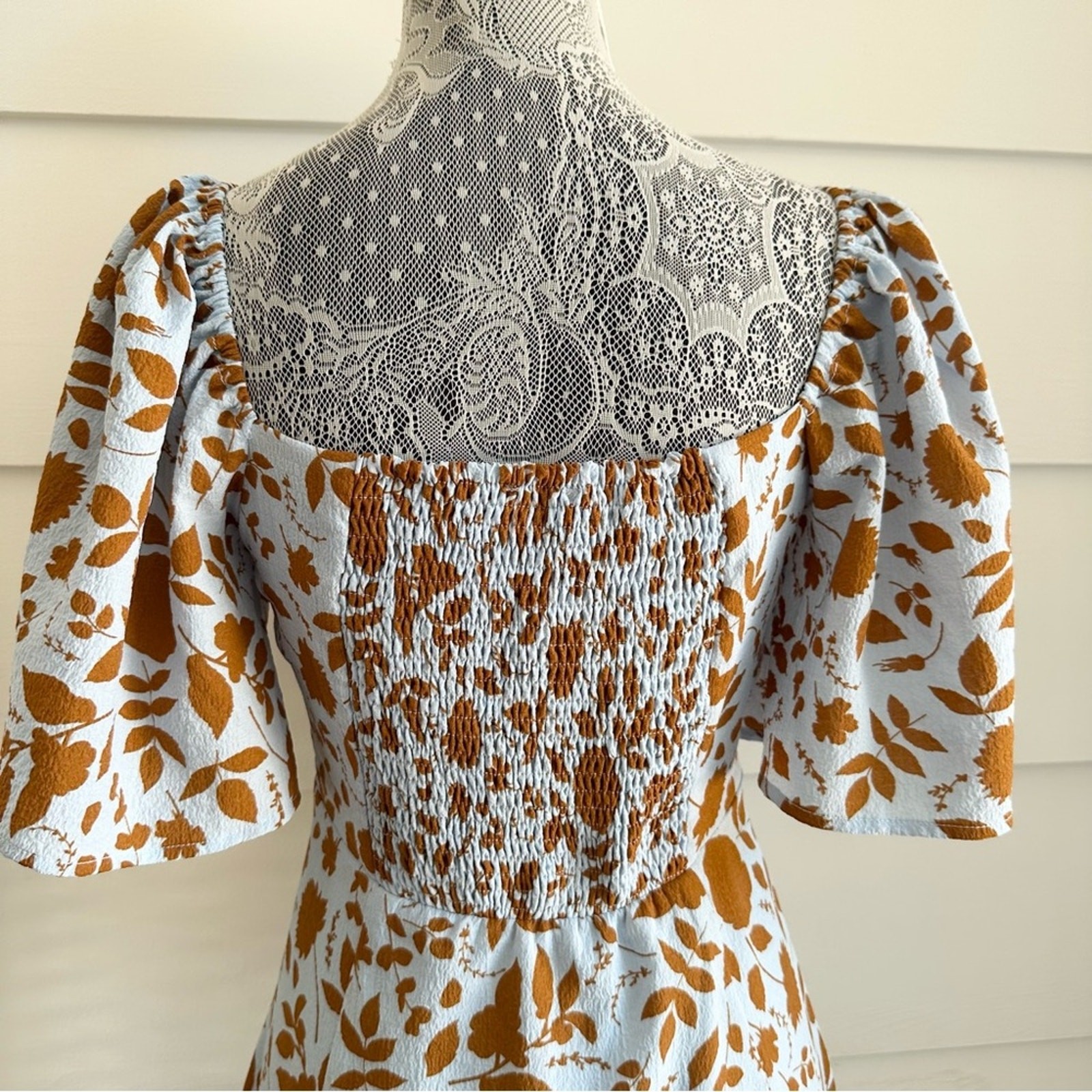 ASTR LACE UP FLUTTER SLEEVE CUT OUT MIDI DRESS BLUE BROWN FLORAL size S