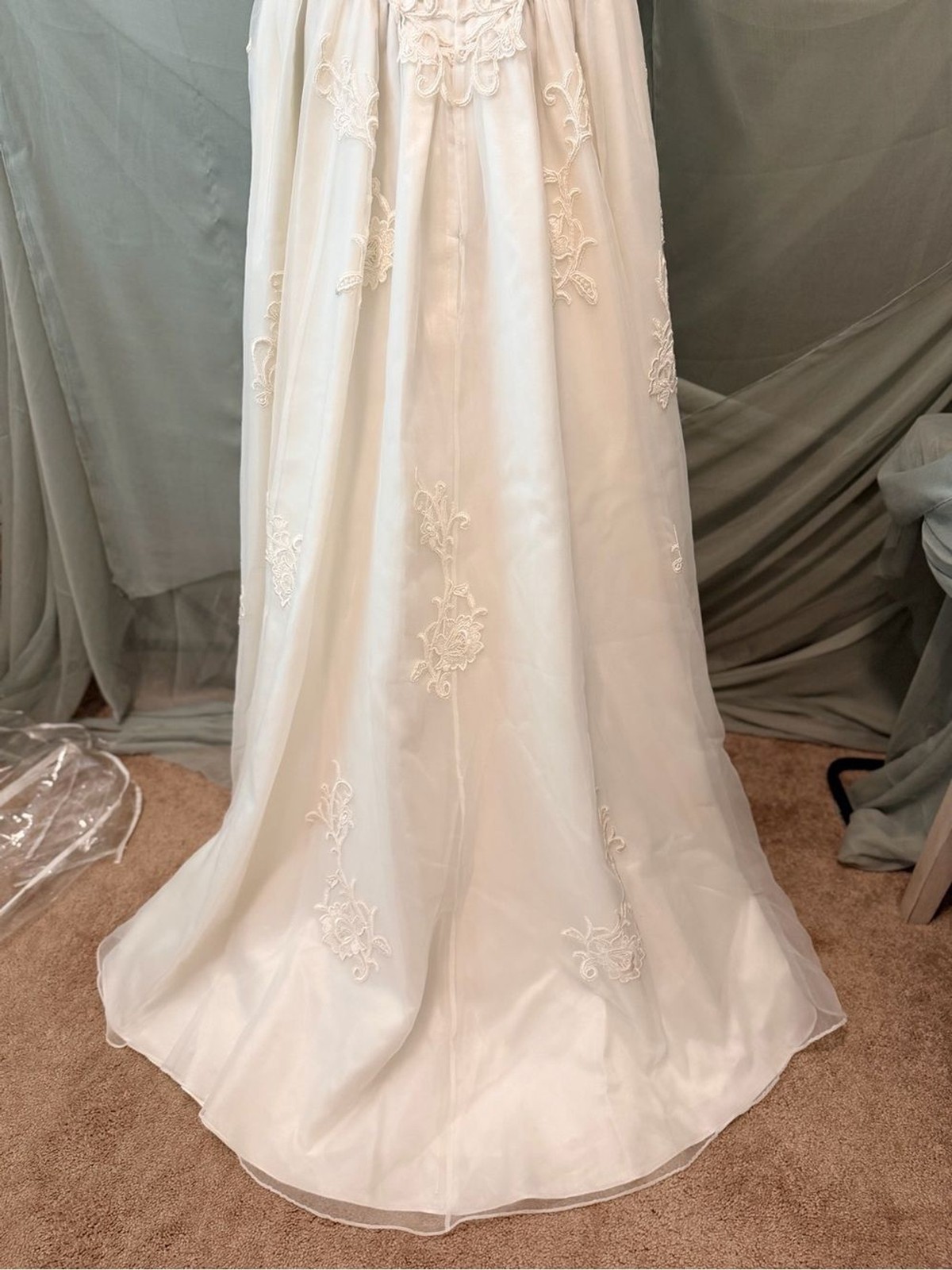 Vintage Ivory Lace Off-Shoulder Wedding Gown