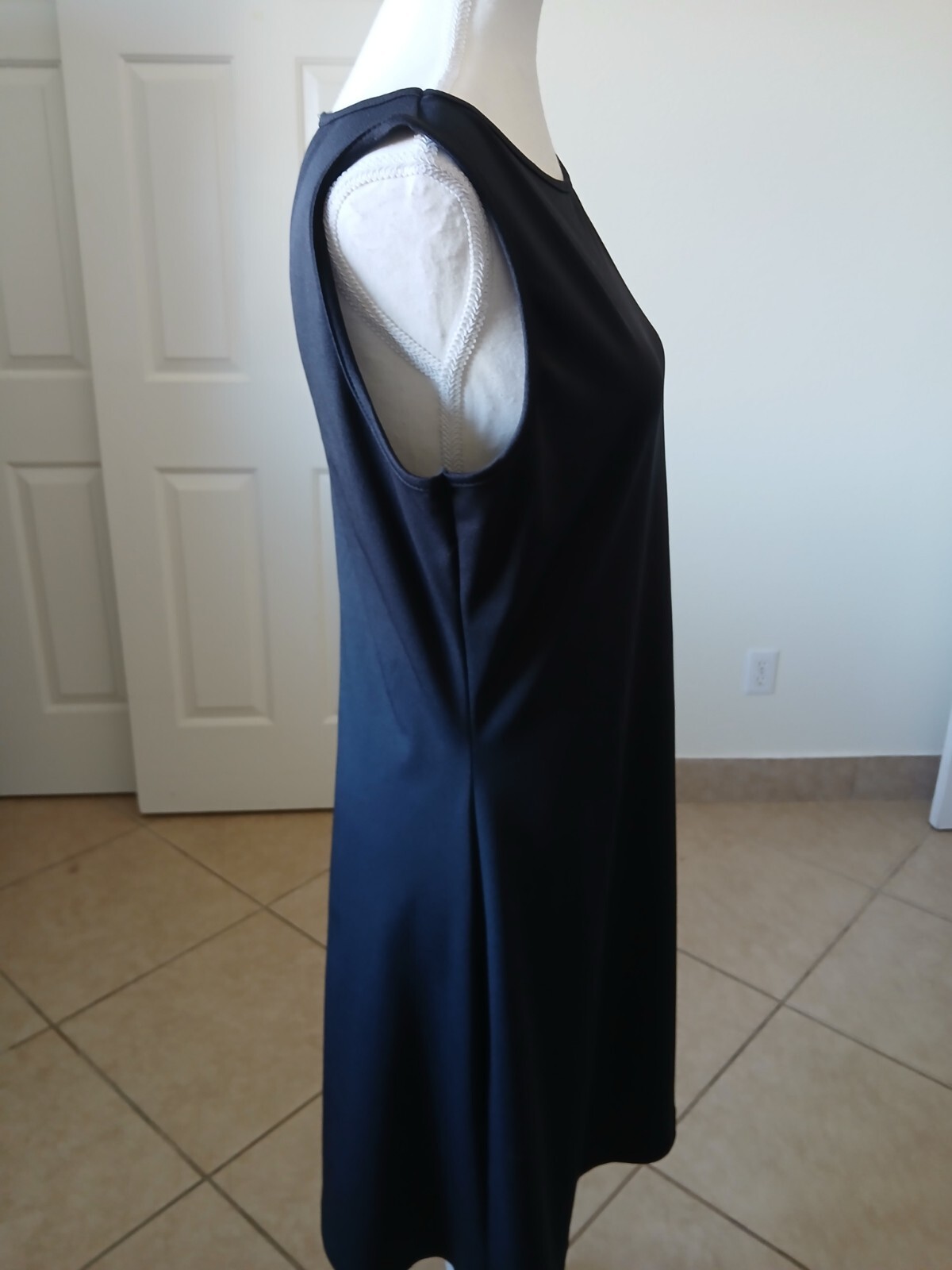 Basic Equipment Womens Black sleeveless dress Size large Round Neck Basic
