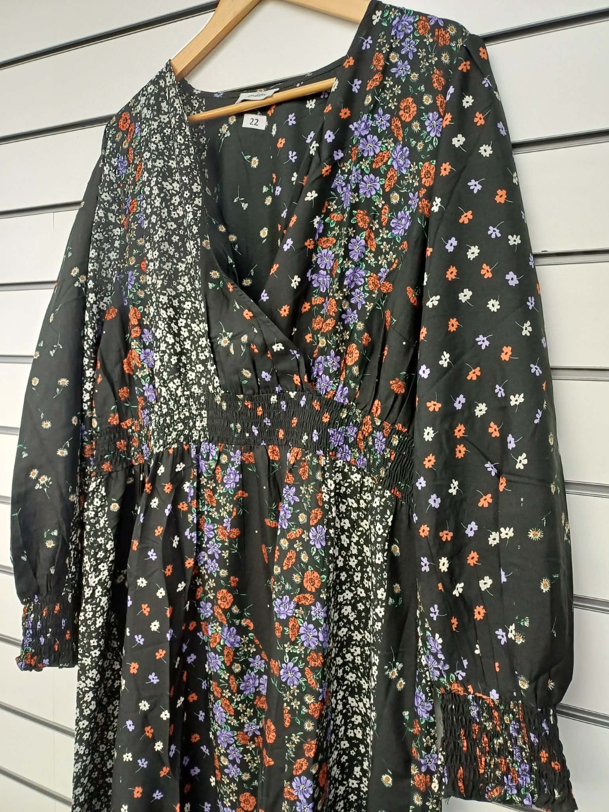 EX YOURS BLACK DITSY FLORAL PATCHWORK V NECK MIDAXI DRESS SIZE 26-28 (REF R)