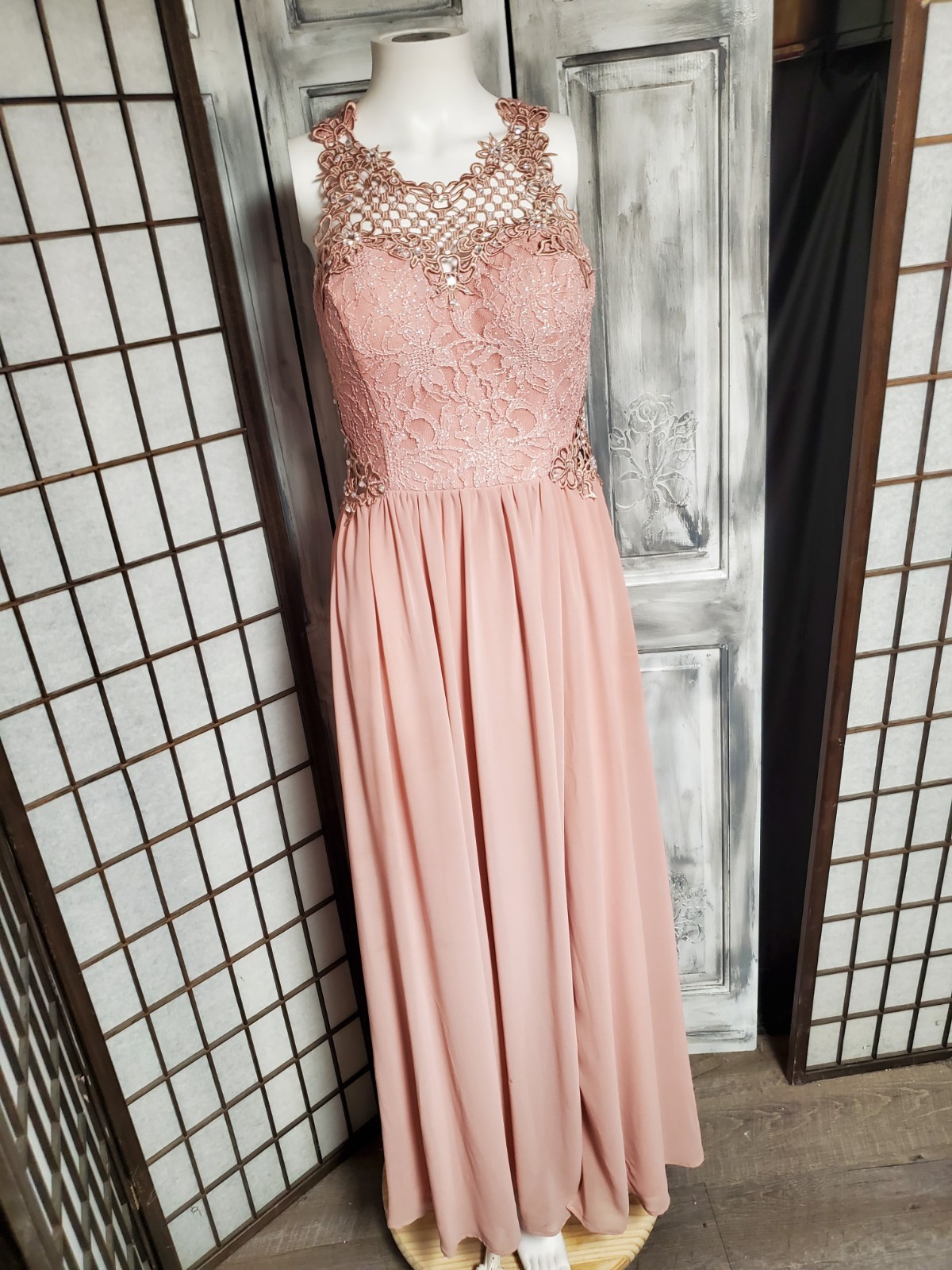 City Studio Mauve Pink Sleeveless Flowy Jewel Dress Gown M Cutout Crochet Lace