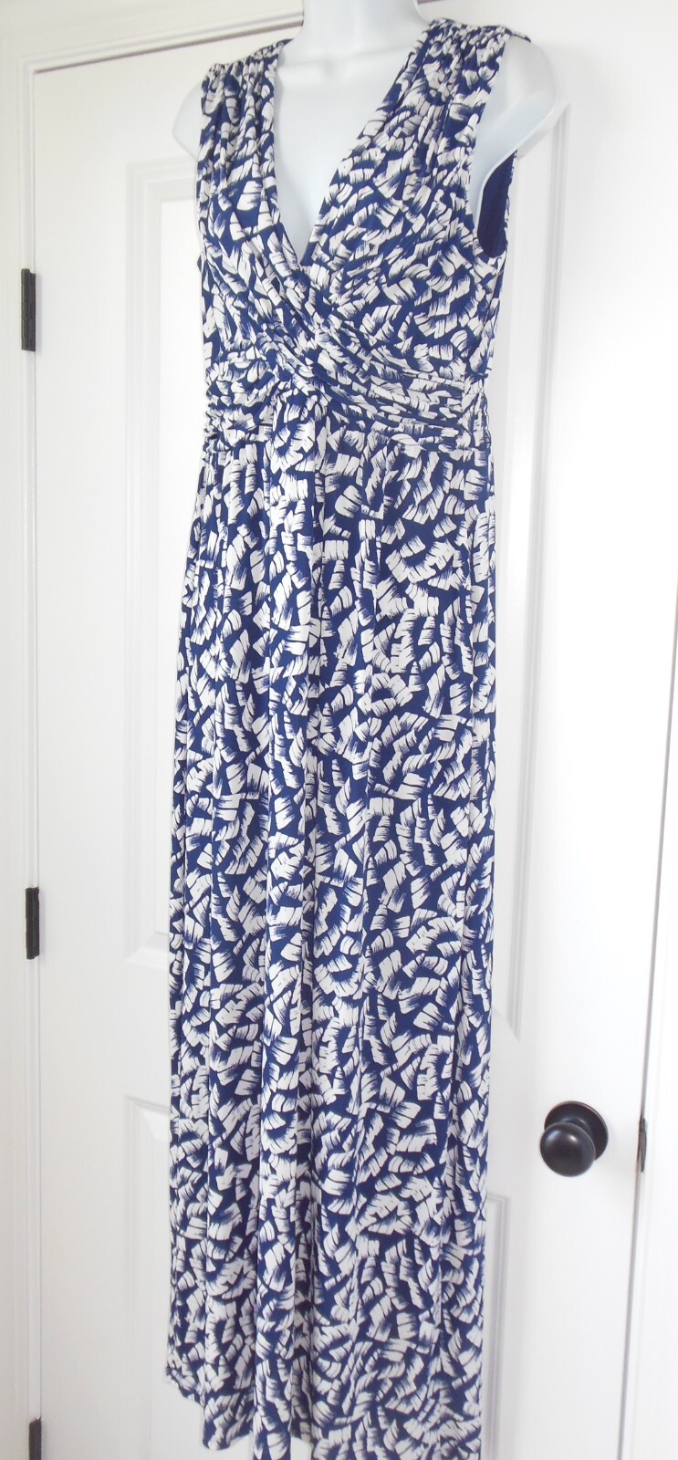 Vince Camuto Maxi Dress size Medium Cross Over Bust Blue White V-Neckline Lined