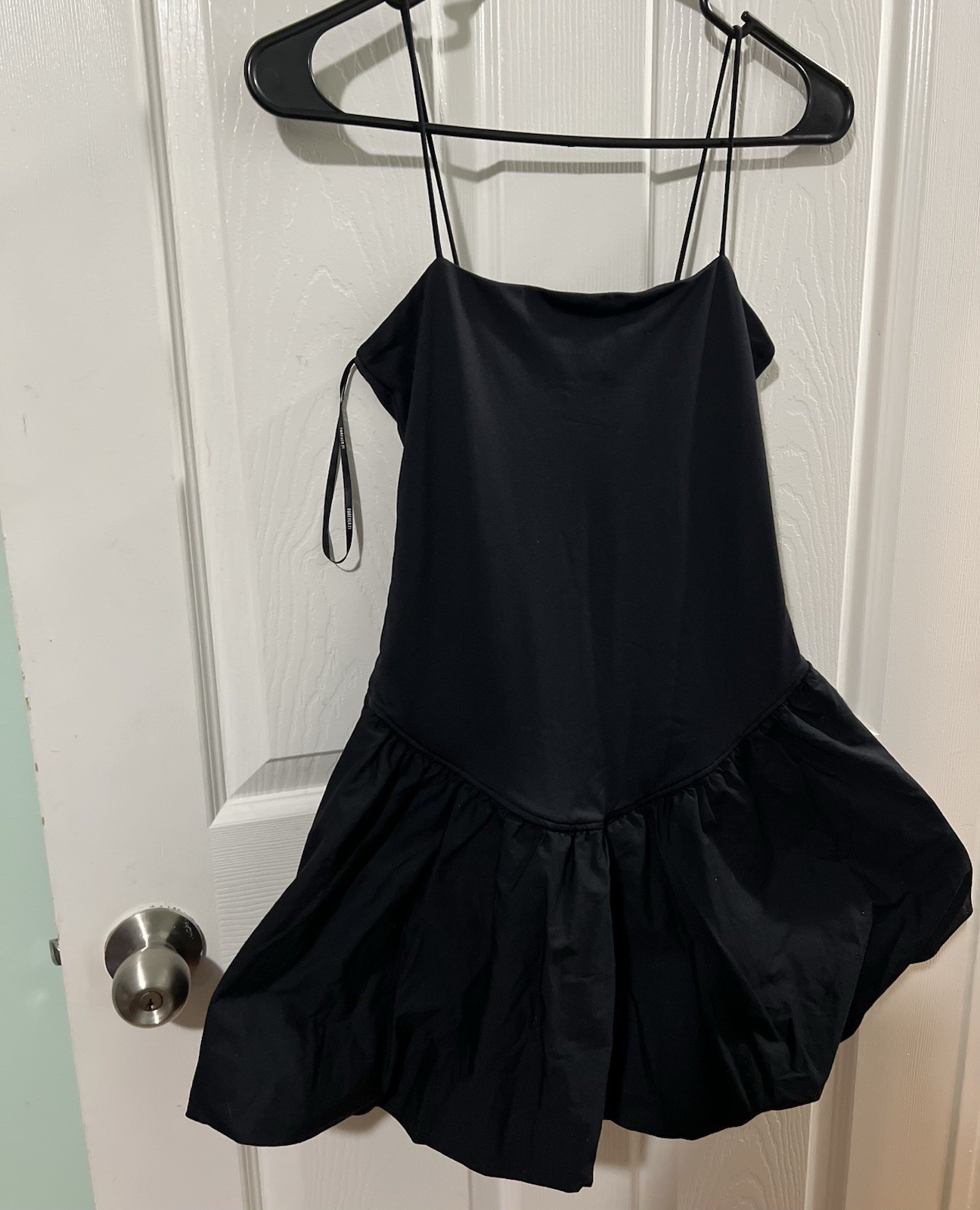 Forever 21 Poplin Balloon Bubble Hem Mini Dress in black. Spaghetti Straps. Sz M