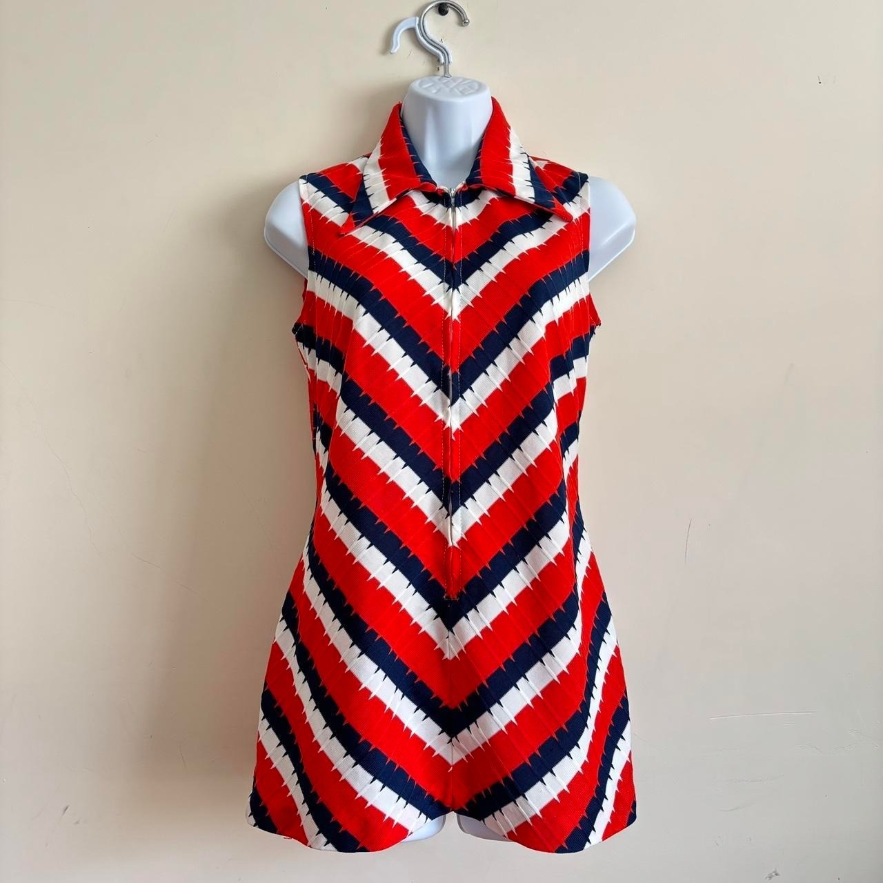 60s 70s true vintage Mod Chevron Geometric Sleeveless Collared Mini Dress