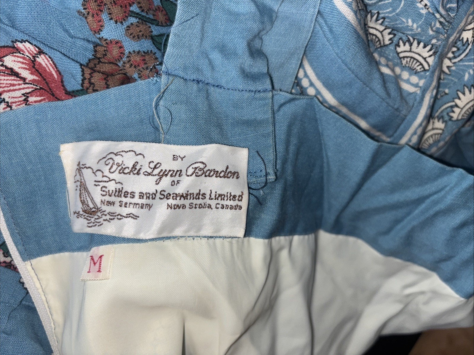 VICKI LYNN BARDON,Canada,vintage,scarf,blue,floral,border,M,no copy,Unique,WOW