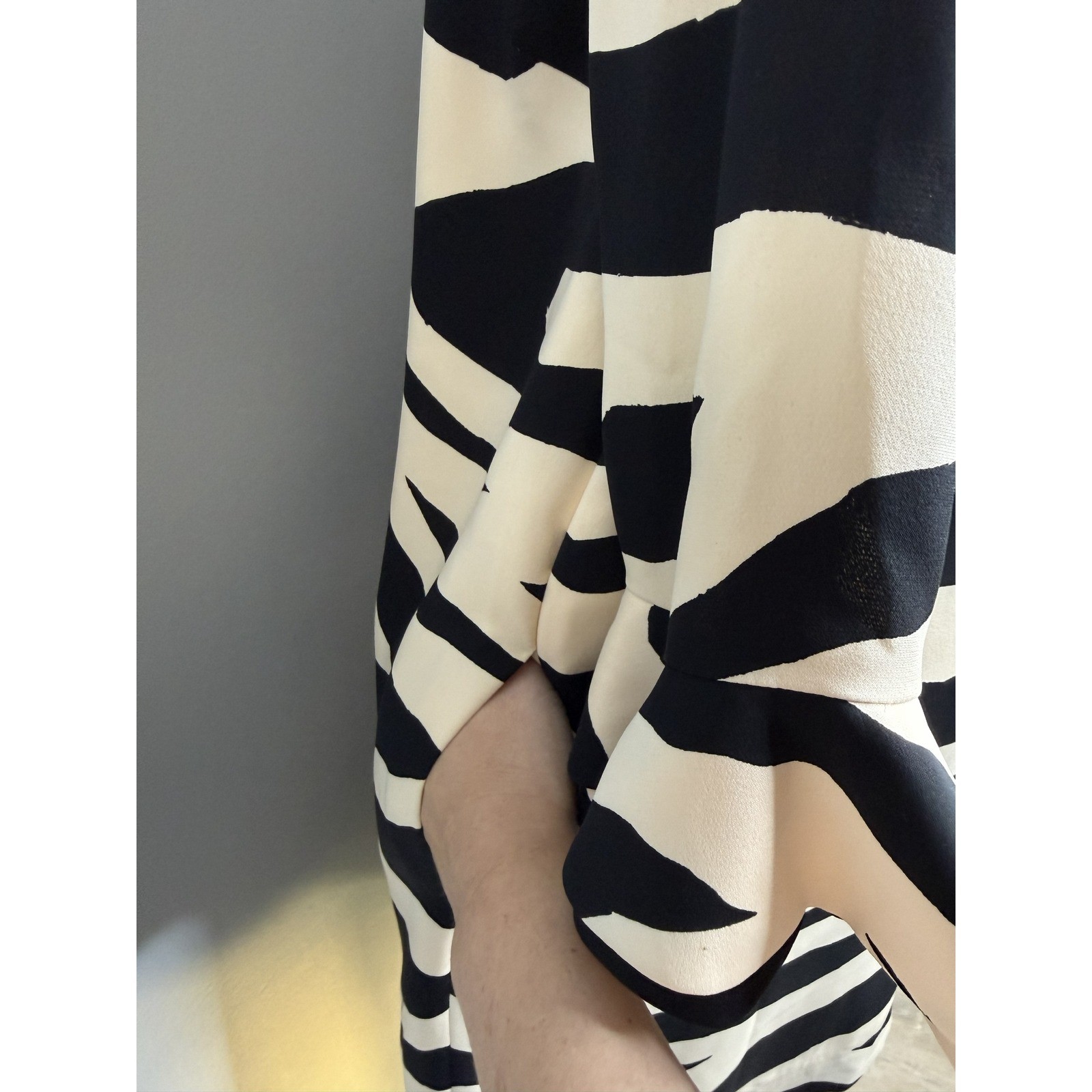 Kate Spade 100% Silk Zebra Print Shift Dress Ruffle Cuff Pockets Cream Black 8