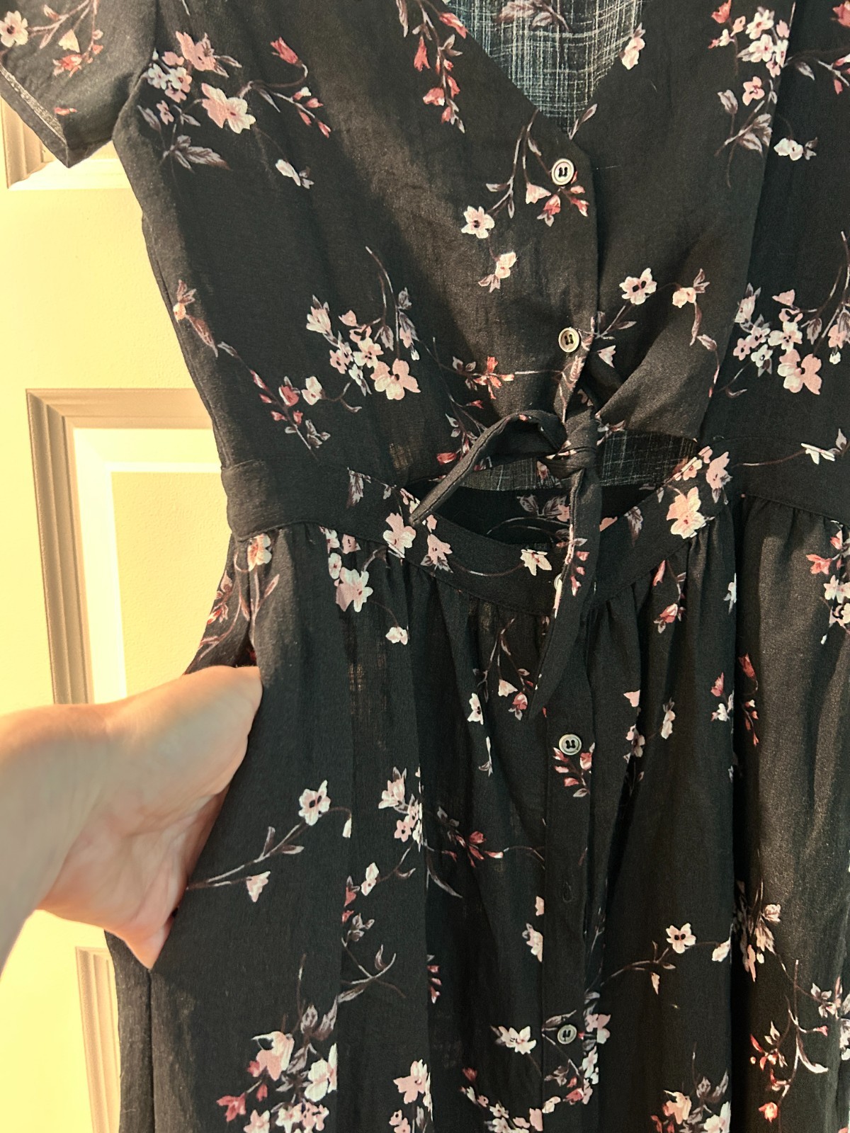 Black Floral Midi Shirt Dress – Button & Tie Front – Pockets! – Women’s Size M
