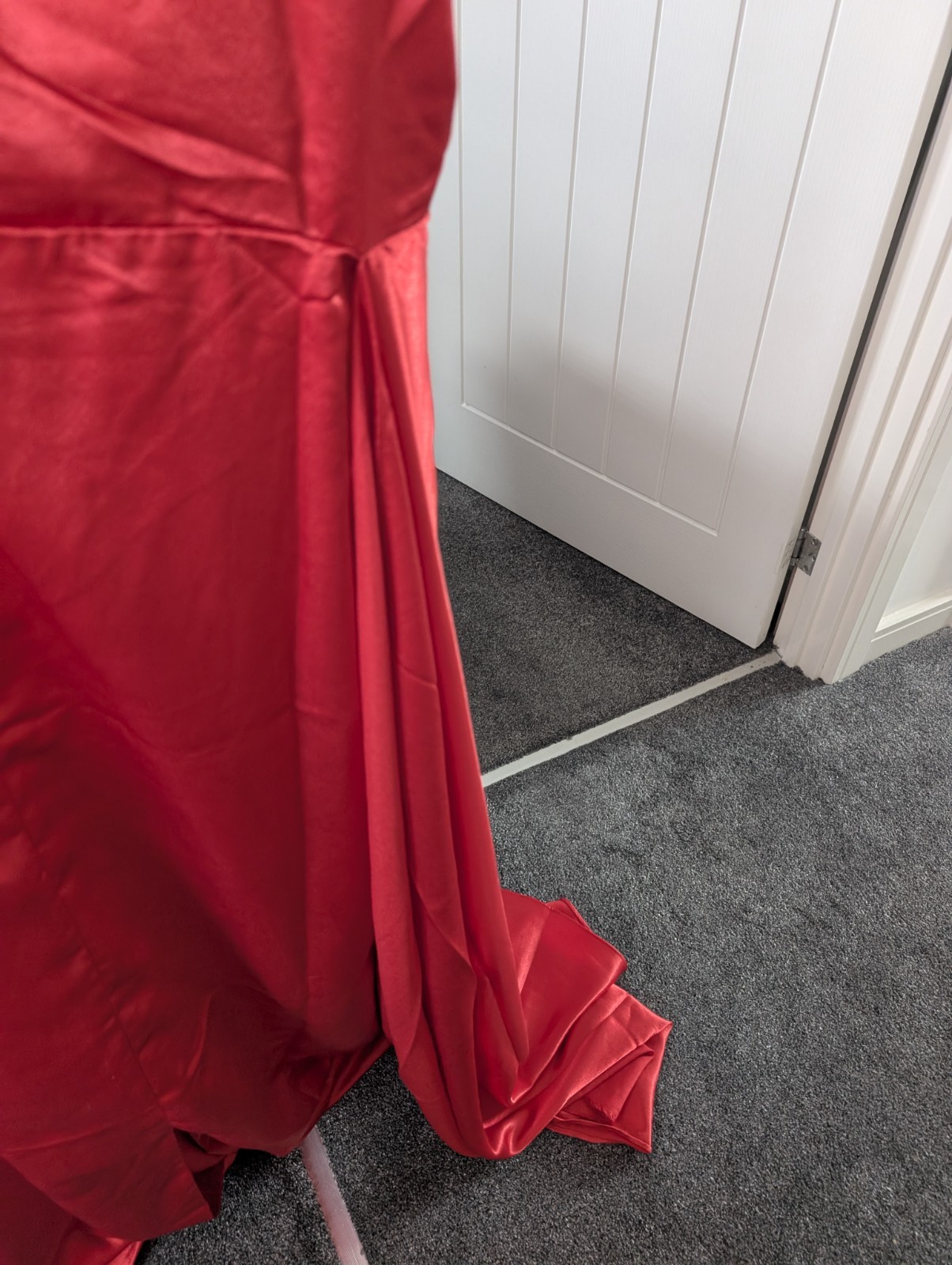 YAURA Drape Train Satin Mini Dress – Pillarbox Red – Size 20 – BNWT