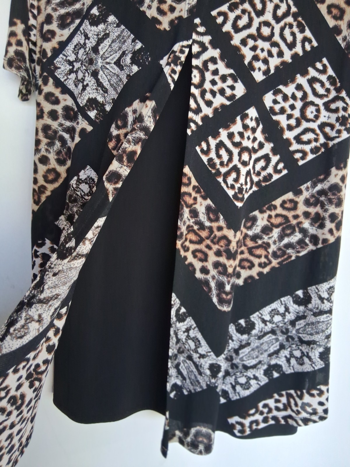 Size M black white brown knee length dress, pattern over sheath. Excellent cond