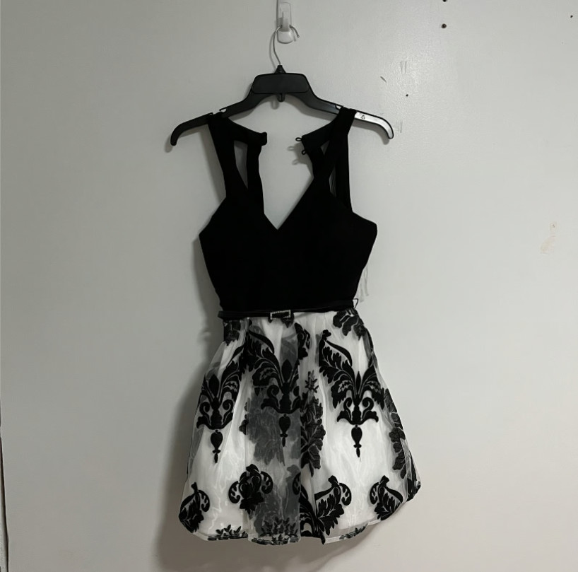 Crystal Doll Black White Fit & Flare Mini Dress Juniors Size 3 Women’s Party