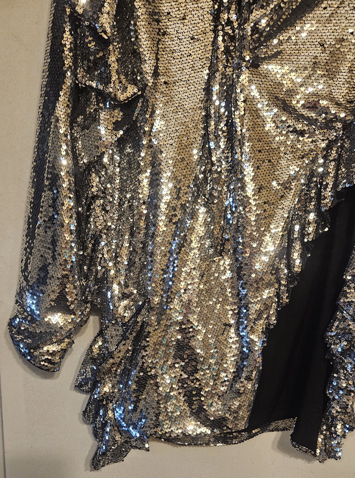 SEQUIN TOP OR DRESS SIZE LARGE ORIGINALLY 130.00 LONG SLEEVES NEW SILVER LINED
