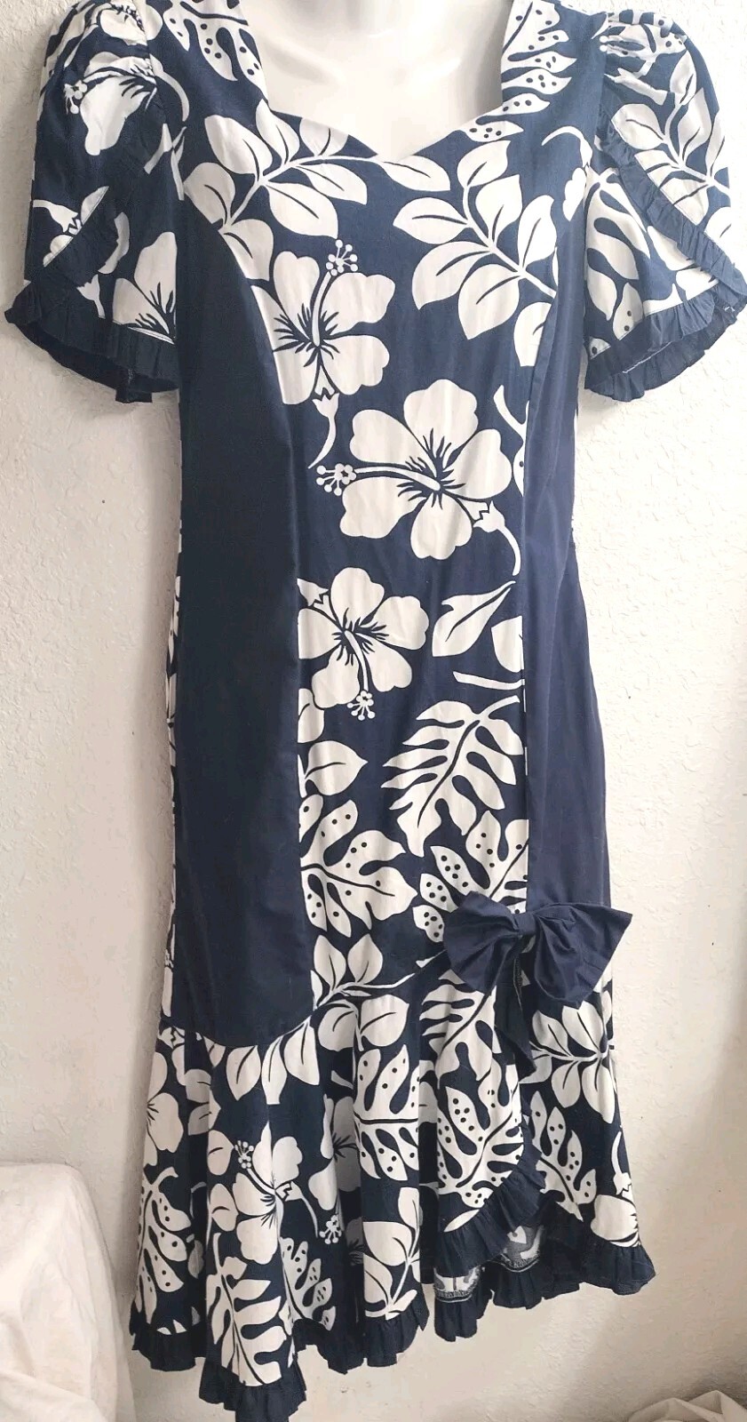 Women’s Muu Muu Sz. Med. Navy Blue & White Floral by “Apparel of Hawaii” Superb