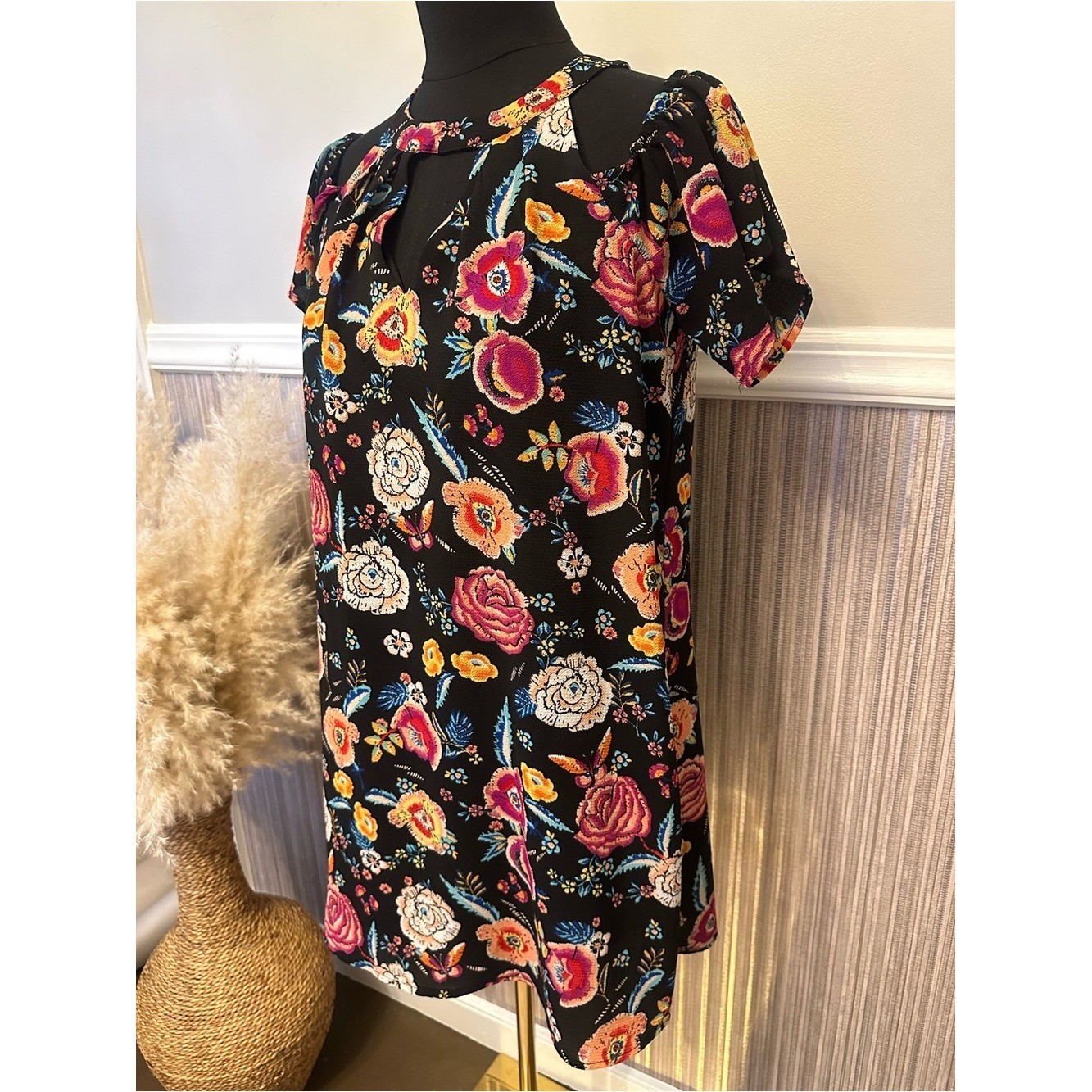 Love Reigns Floral Shift Dress Small Black Multicolor Flutter Sleeve Keyhole