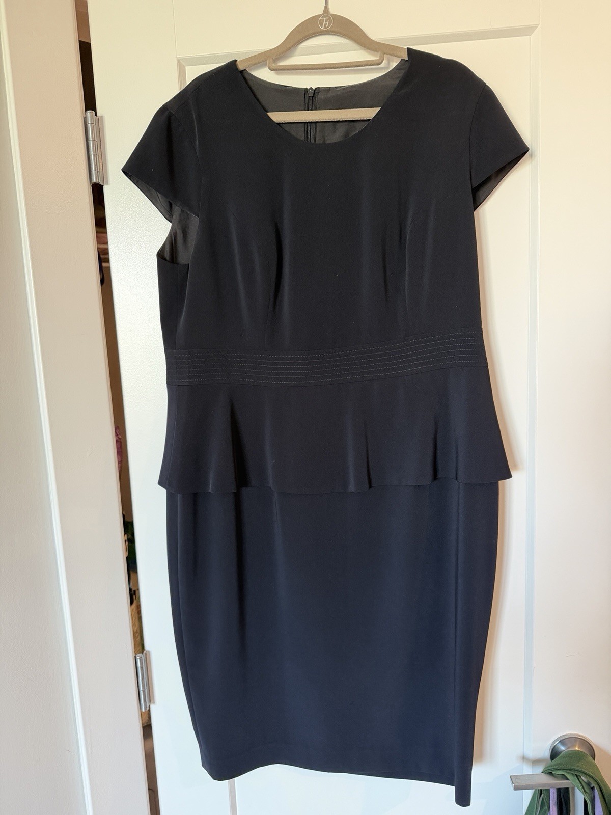 Women’s Black Solid Sheath Dress Size 12 Scoop Neck Short Sleeve Peplum Zip
