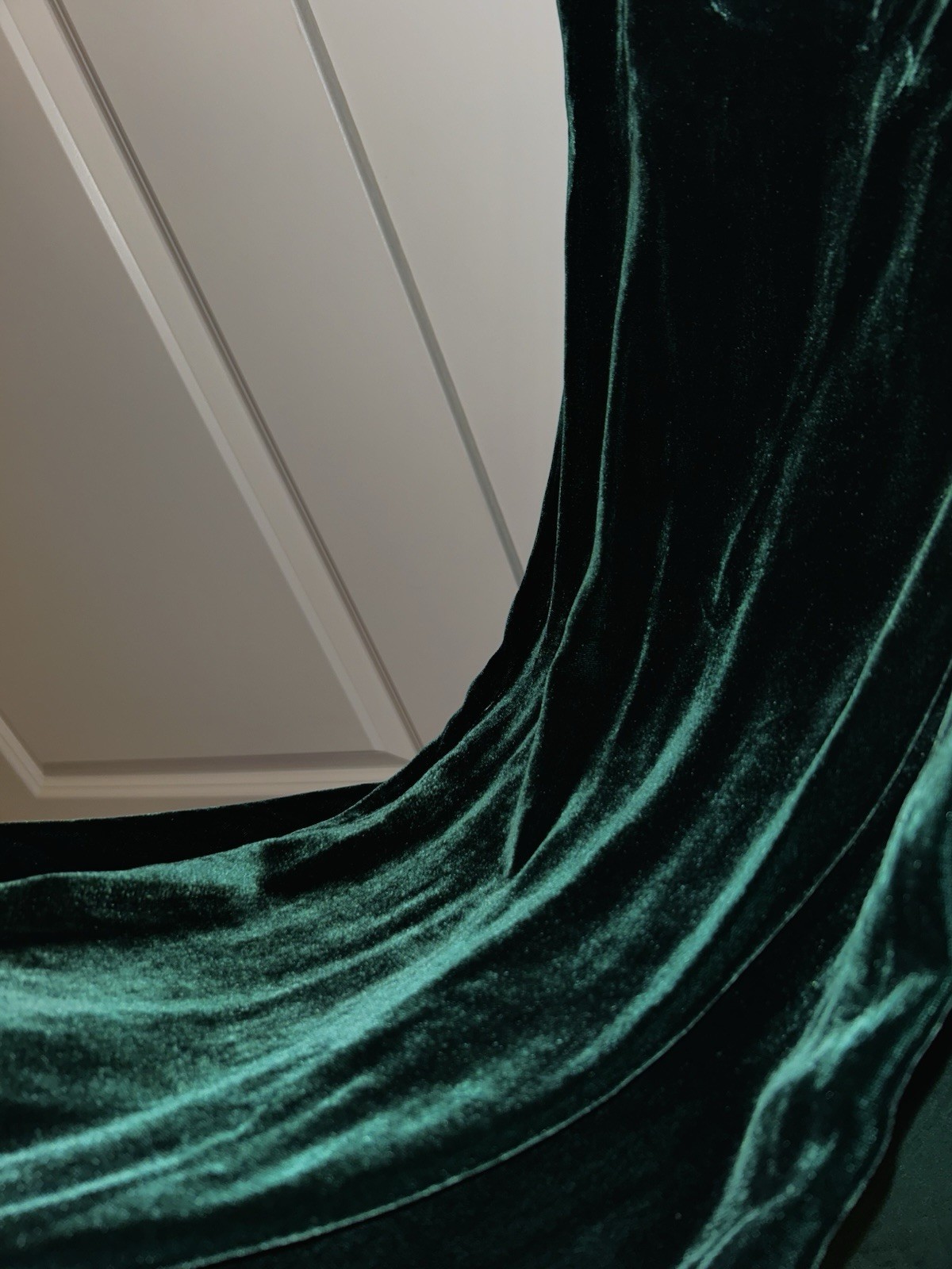 BCBGMAXAZRIA “Mallory” Emerald Green Evening Gown – M – Silk Velvet Slit Dress