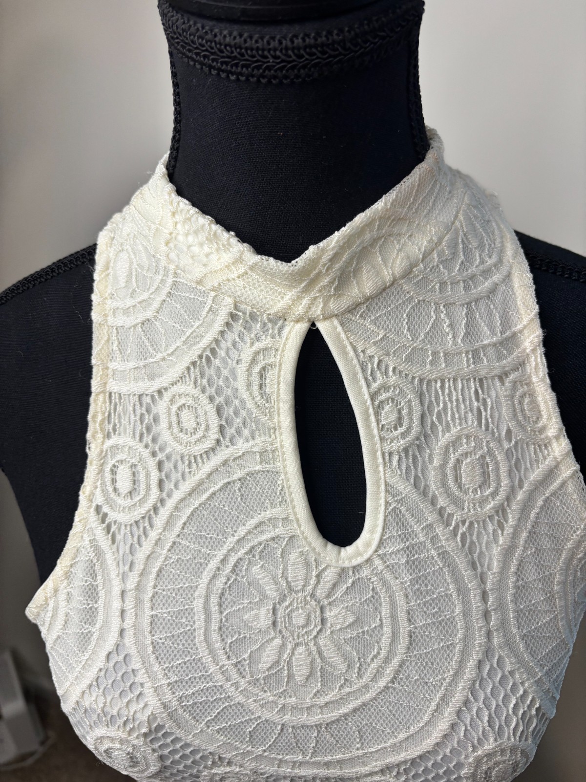 WOMENS NWT GORGEOUS LACE SLEEVELESS DRESS WITH KEYHOLES