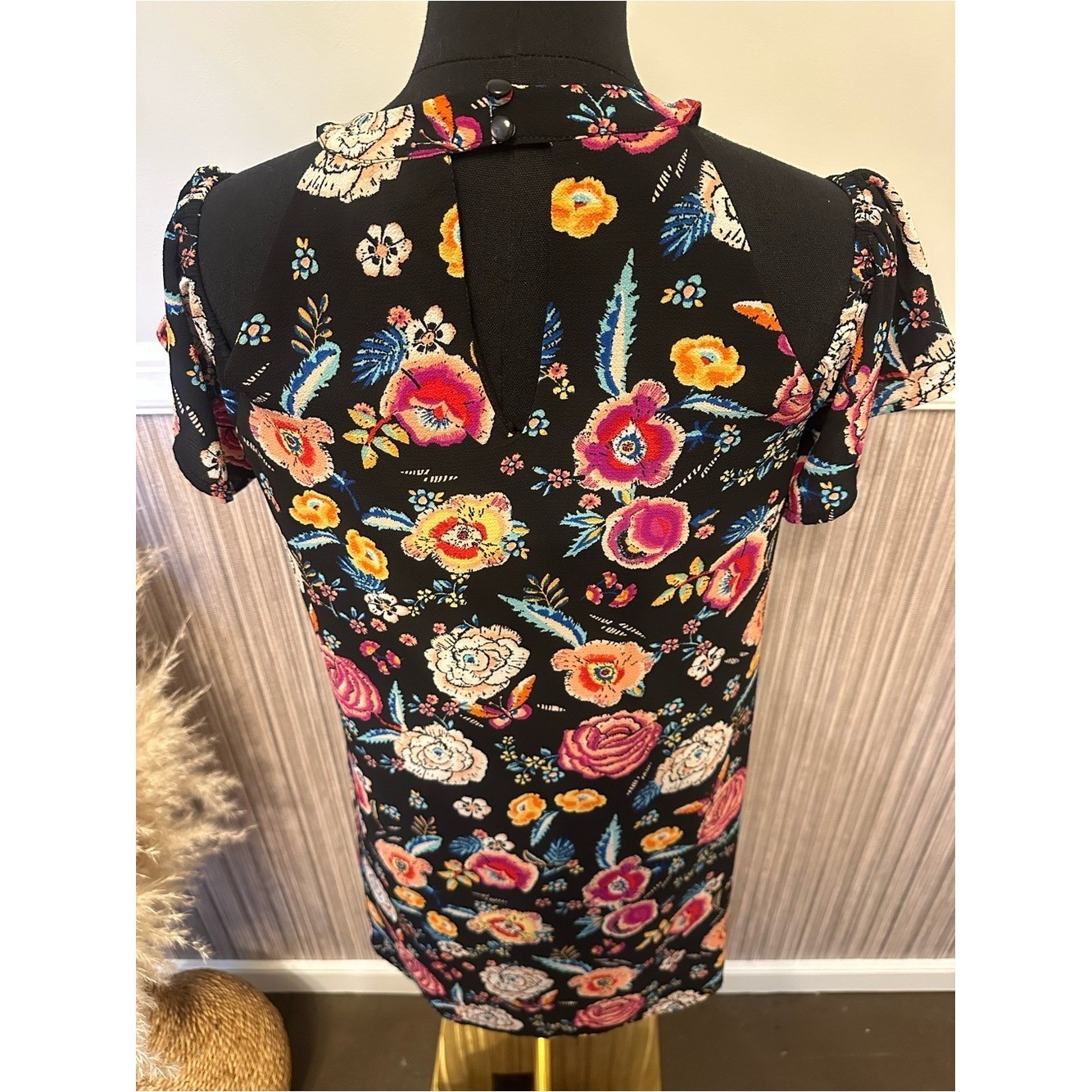 Love Reigns Floral Shift Dress Small Black Multicolor Flutter Sleeve Keyhole
