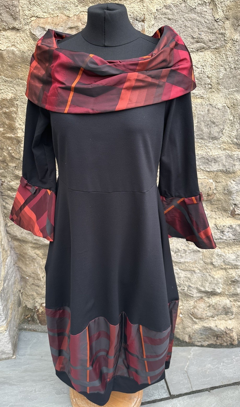 LATTE MADE IN ITALY Black Red Tartan Detail with bubble hem Dress Size M